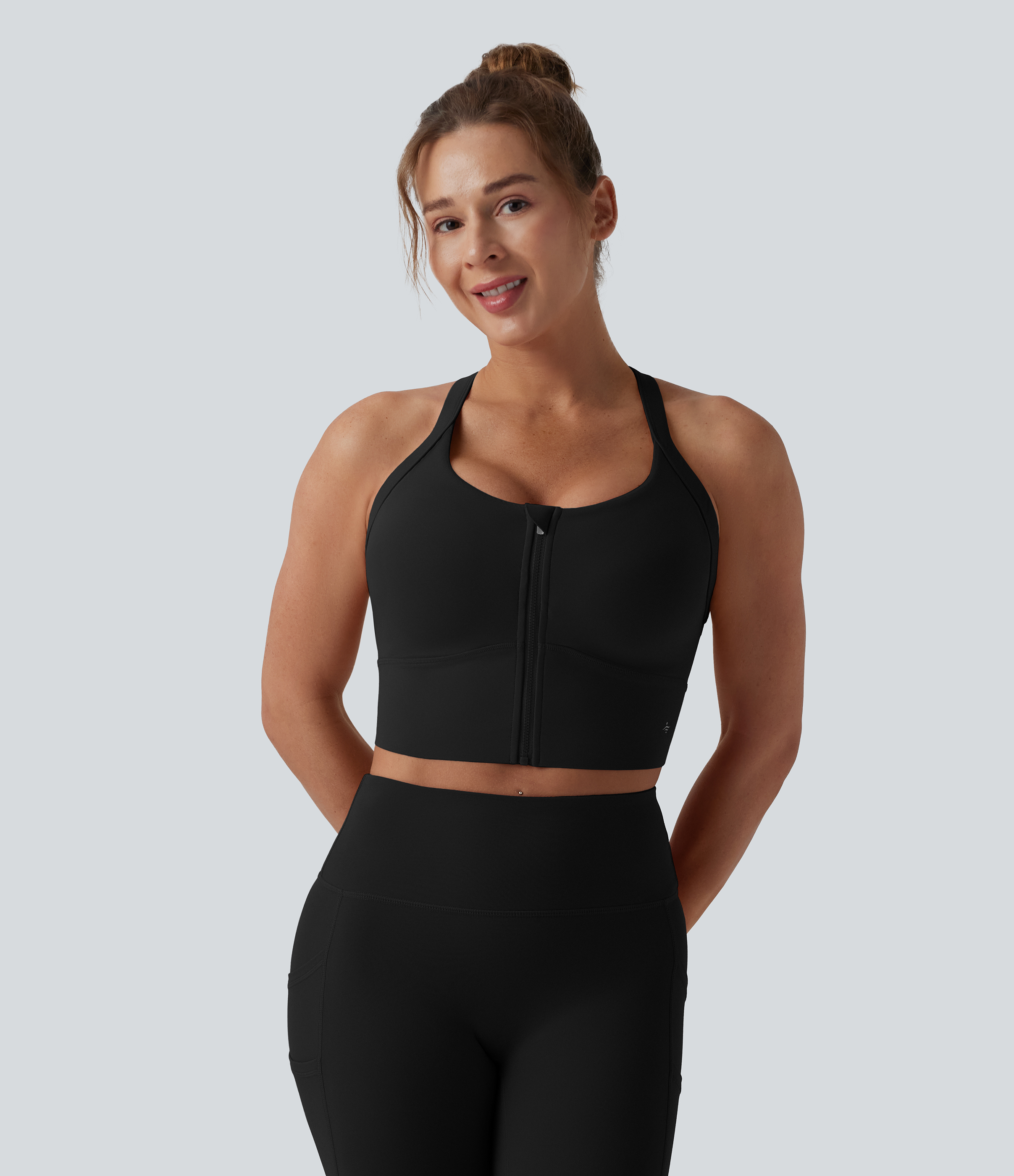 Černá Halara UltraSculpt™ běžecká sportovní podprsenka s lehkou podporou, push-up efektem, se zipem a výřezem – velikosti D–F / 2