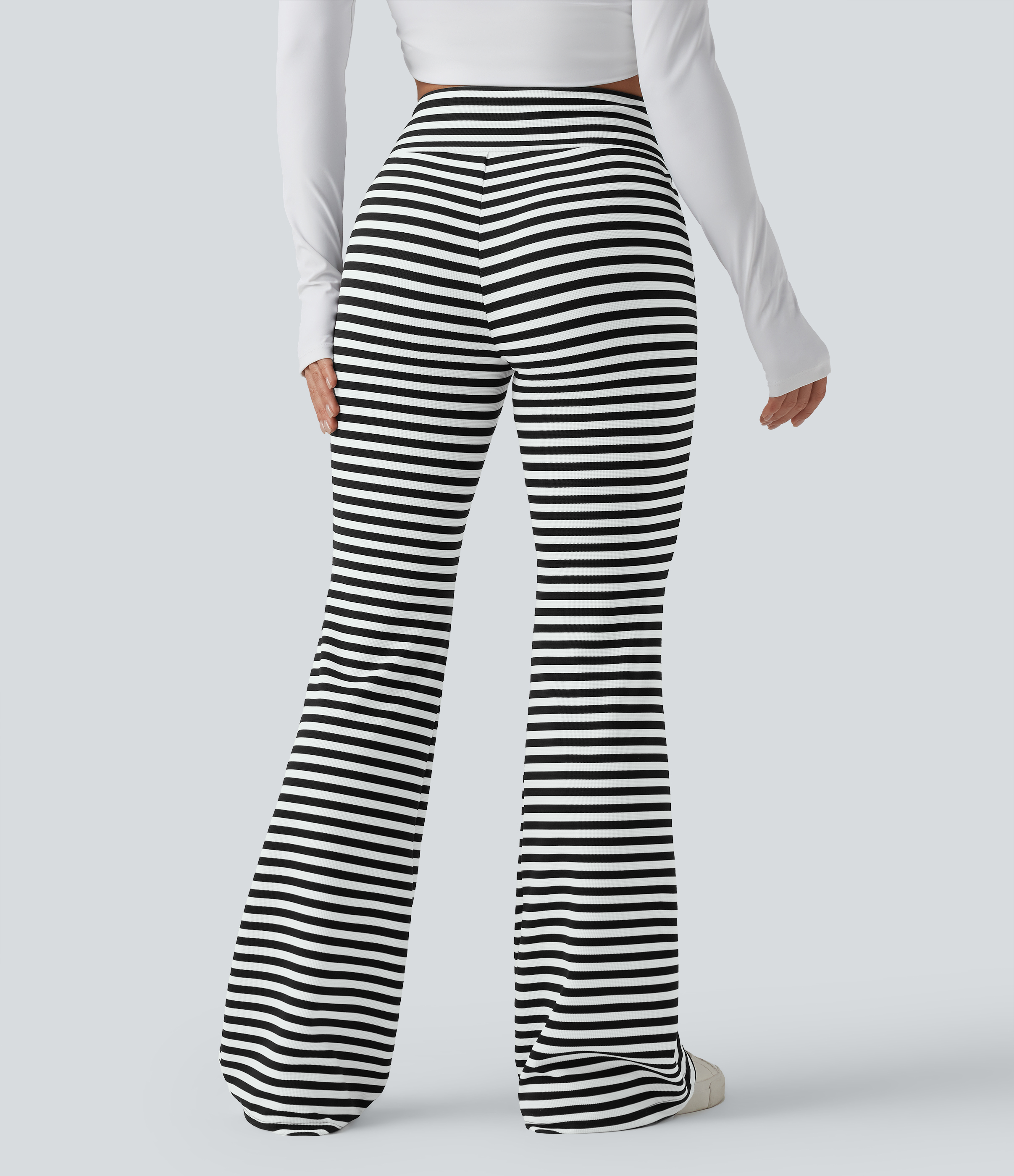 Black White Horizontal Stripe Hochgeschnittene Freizeithose mit Kordelzug, bauchformender Wirkung, gestreifter Waffelstruktur, ausgestelltem Bein und Taschen. / 2