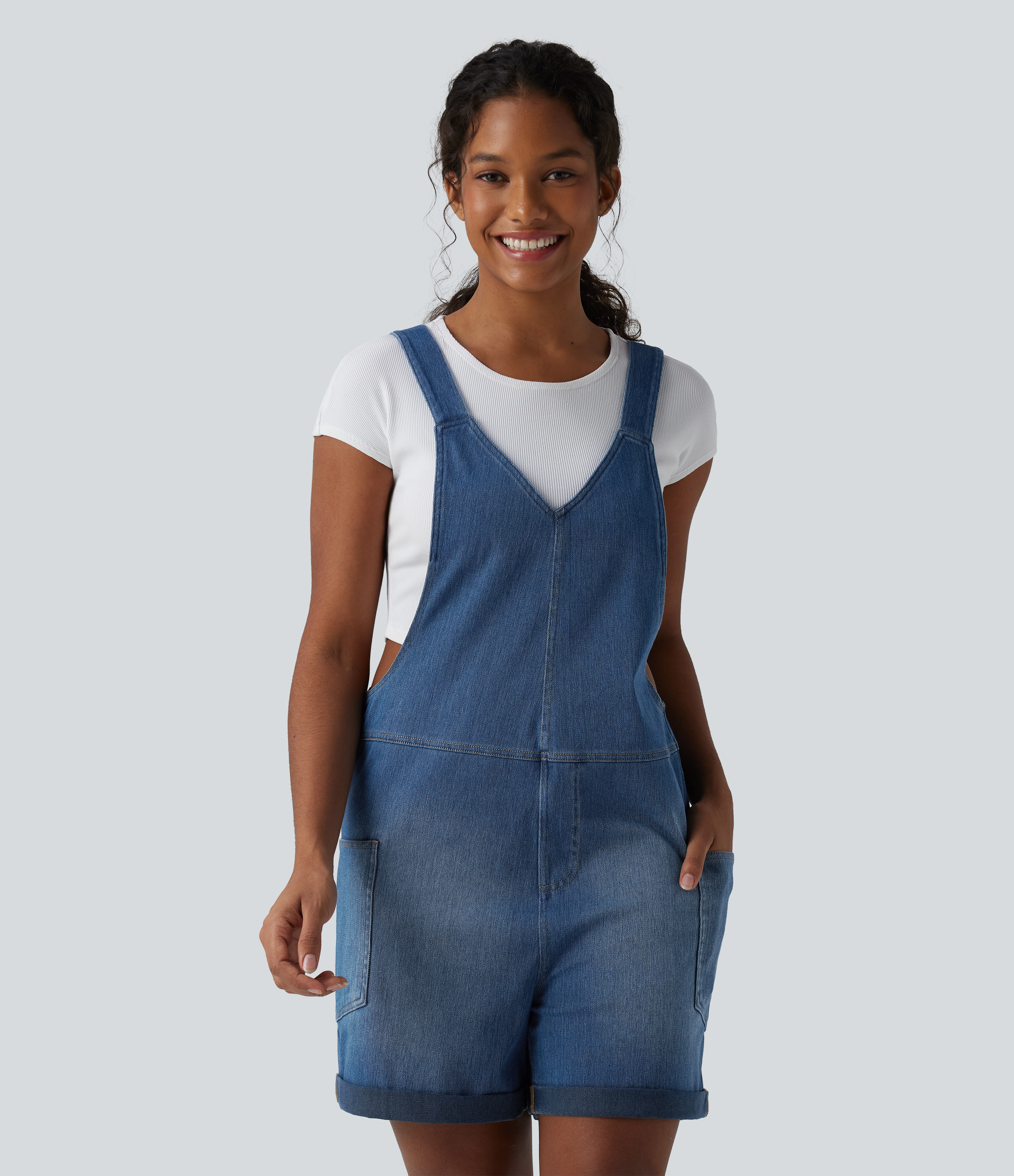 Estate Blue Denim Halara Flex™ neformální krátký laclový overal s V-výstřihem, ohrnutým lemem, z praného denimu a s kapsami. / 2