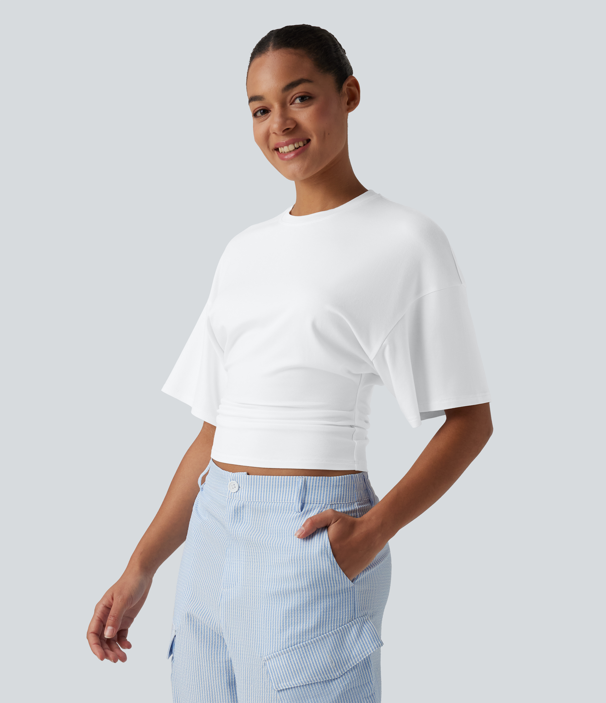 Lässiges, gerafftes T-Shirt mit Rundhalsausschnitt und halblangen Ärmeln