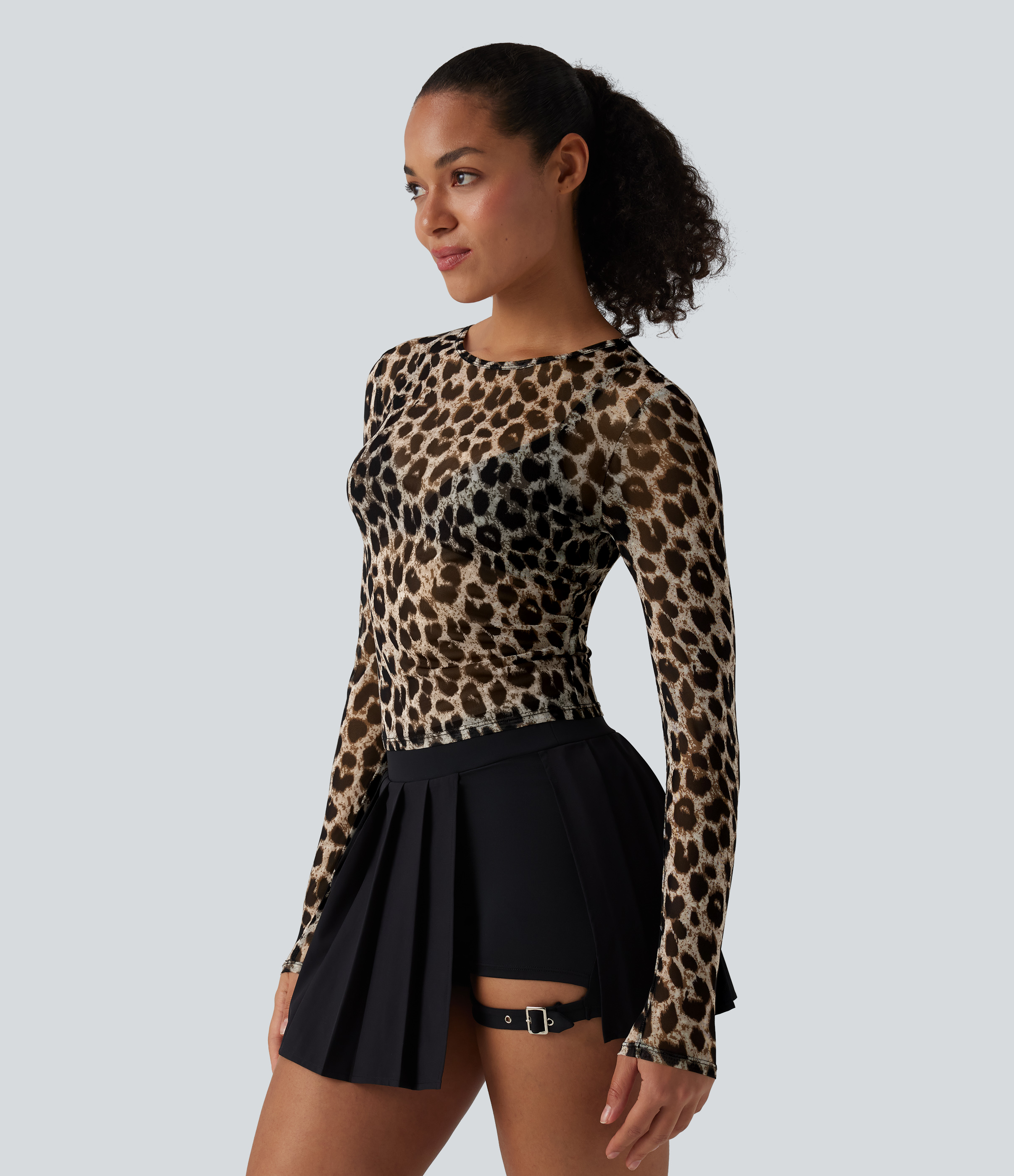 Lässiges Top aus transparentem Mesh mit Rundhalsausschnitt, langen Ärmeln und Leopardenmuster