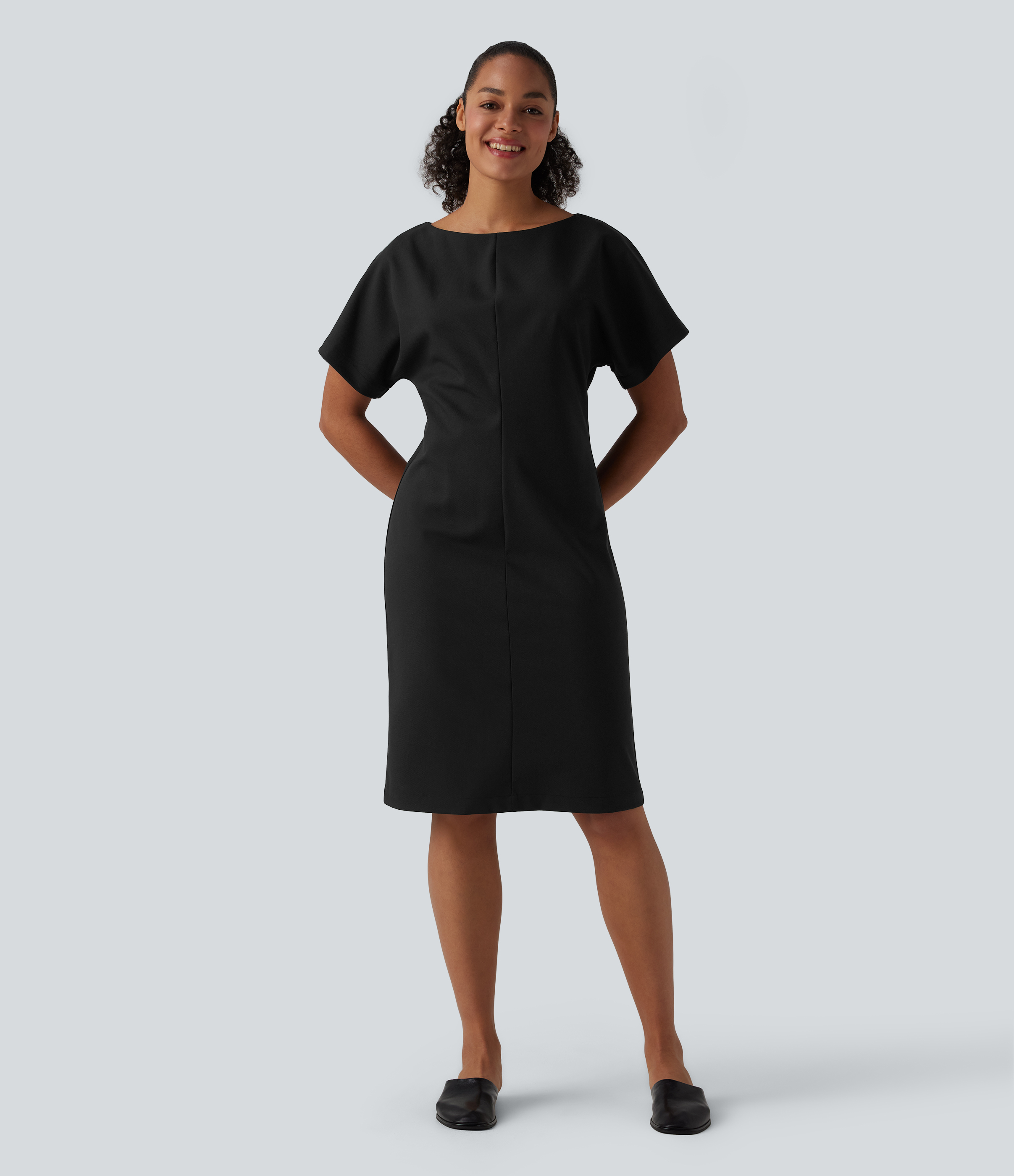 Vestido de trabajo de largo medio con cuello barco y mangas cortas, mezcla de lino