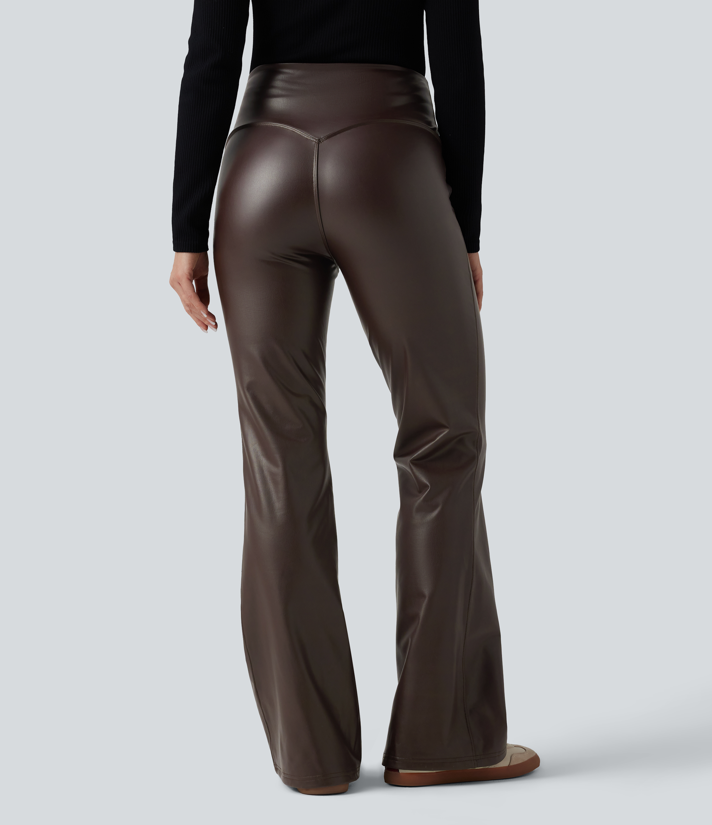 Hot Fudge Lässige Flare-Hose aus elastischem Kunstleder mit hohem Bund und Seitentaschen / 2