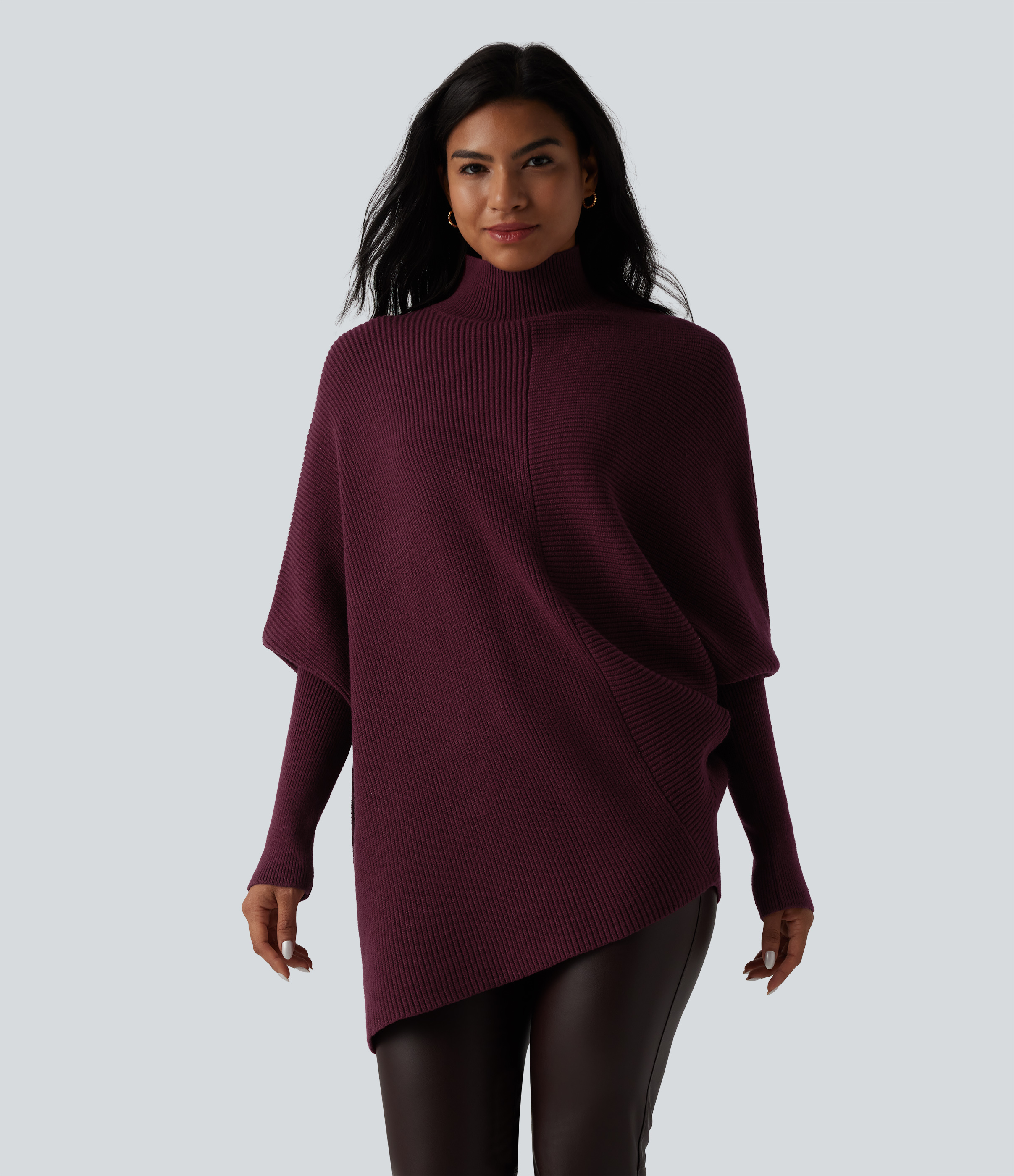 Arbeitspullover mit hohem Kragen, Fledermausärmeln und asymmetrischem Saum