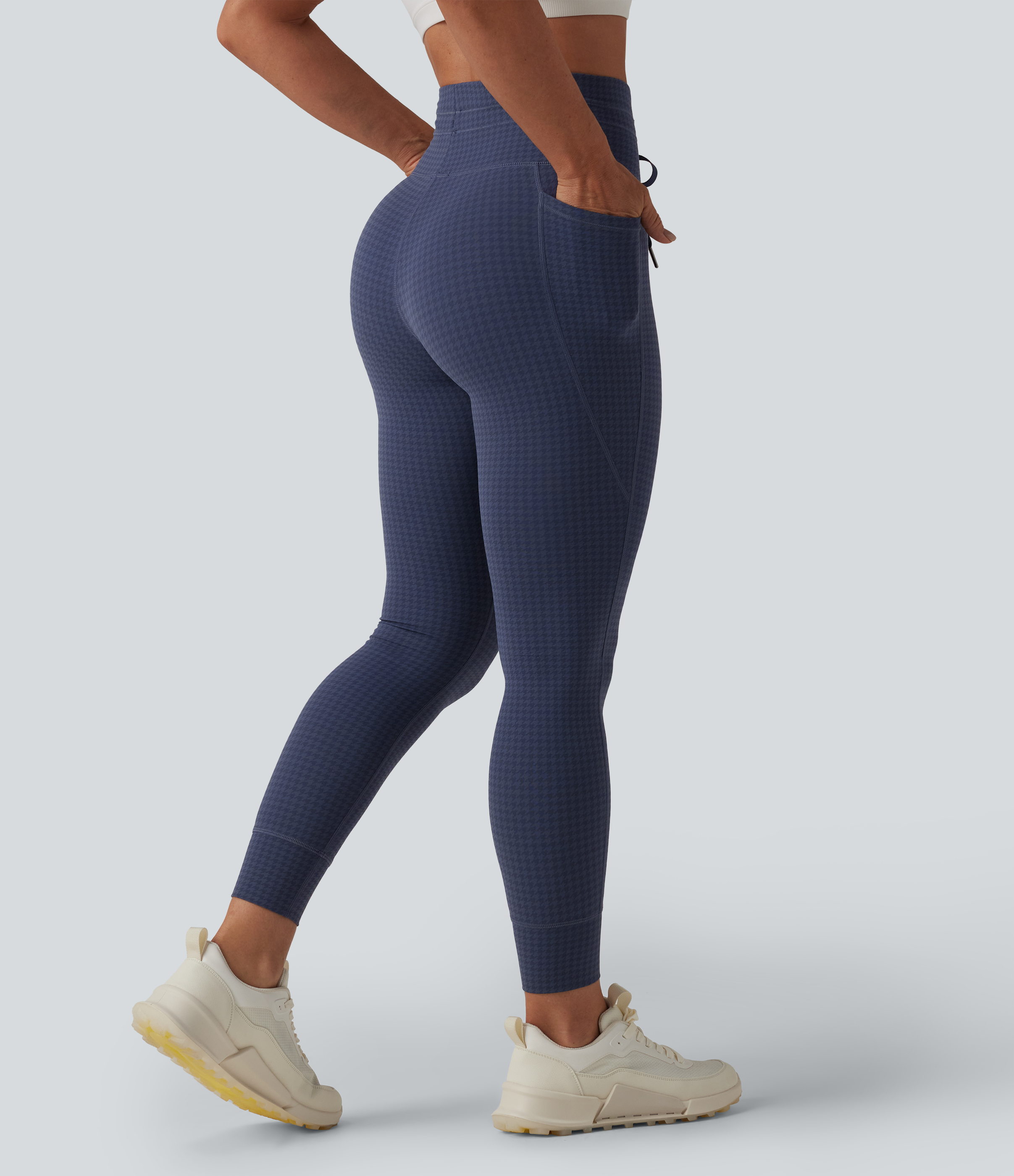 Midnight Navy Houndstooth Schmal zulaufende Yoga-Leggings mit hohem Bund, Seitentaschen, Kordelzug und Karomuster / 2