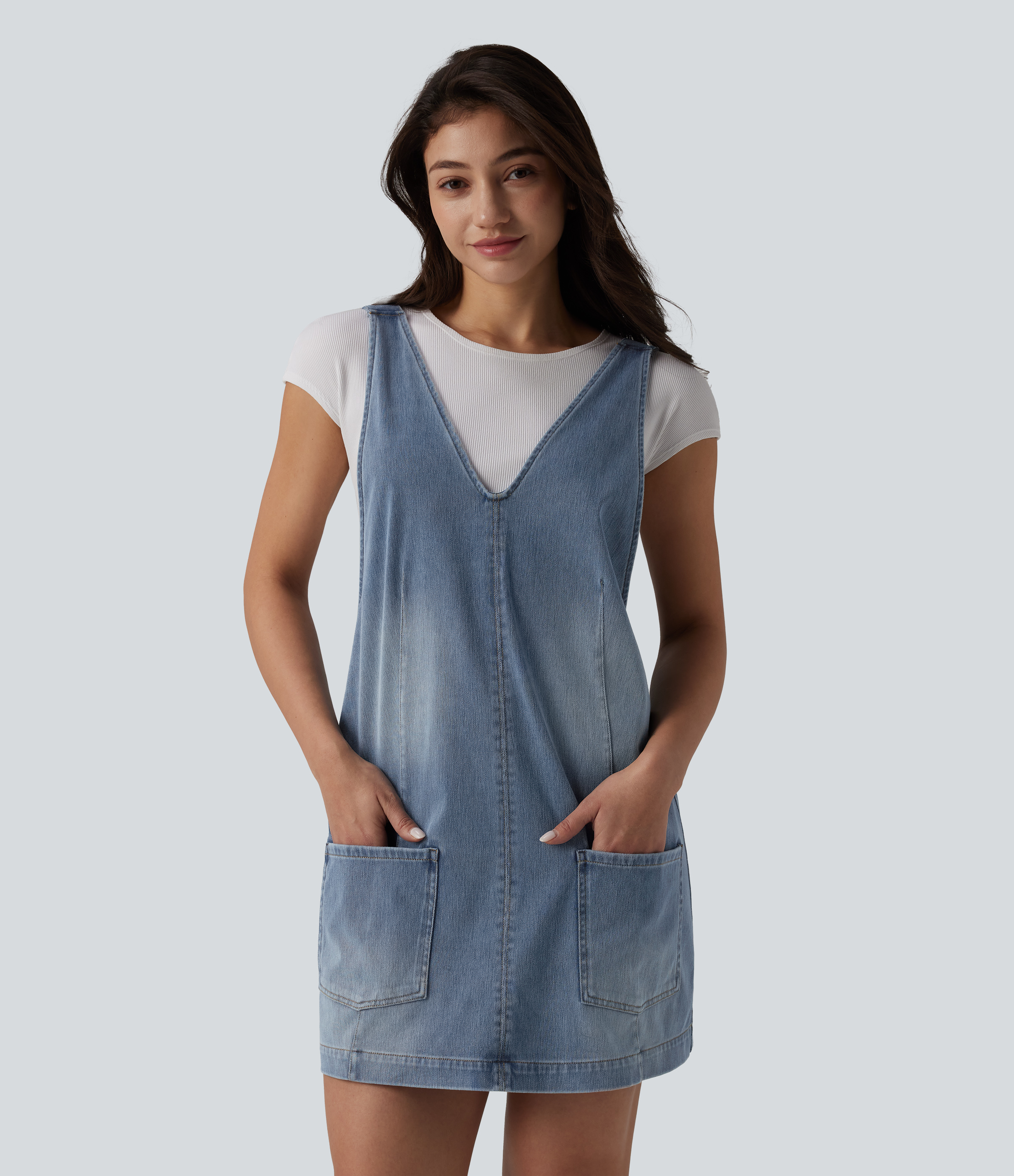 Halara Flex™ - Lässiges Minikleid aus gewaschenem Denim mit V-Ausschnitt und Seitentaschen