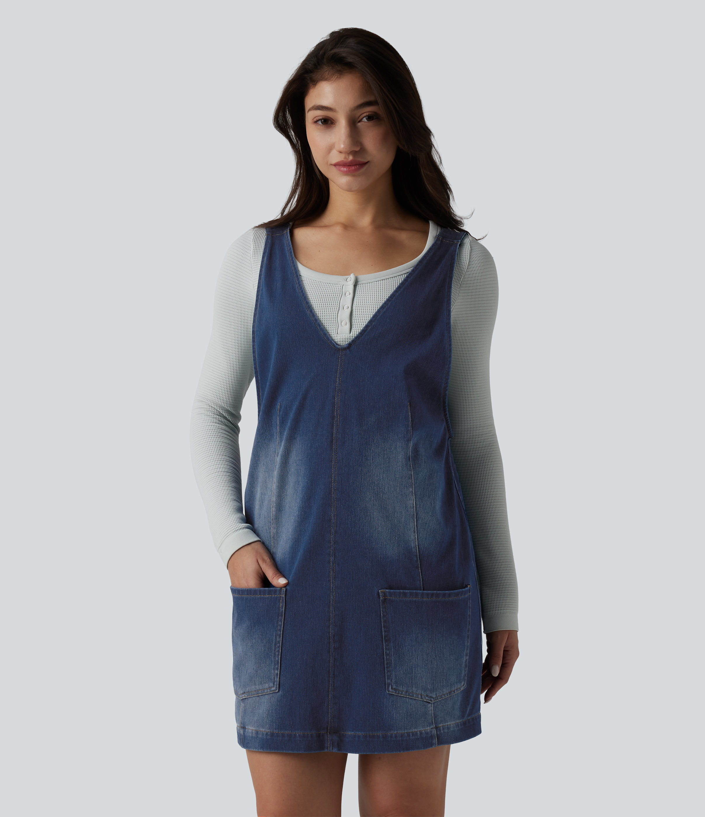 Robe mini décontractée Halara Flex™ col V en denim délavé avec poches