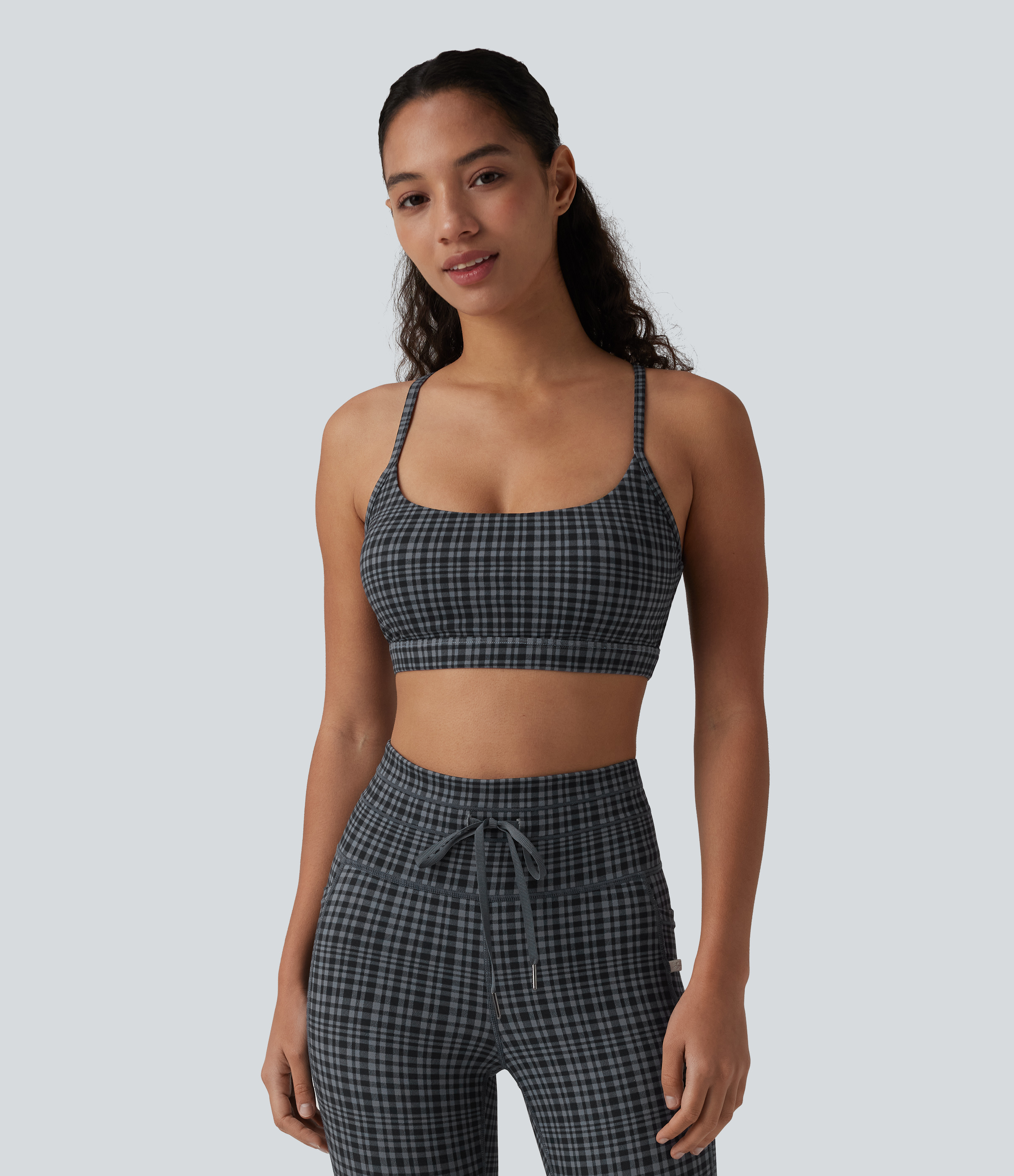 Storm Gray Check Plaid Halara UltraSculpt™ sujetador deportivo para yoga de baja sujeción con estampado de cuadros / 2