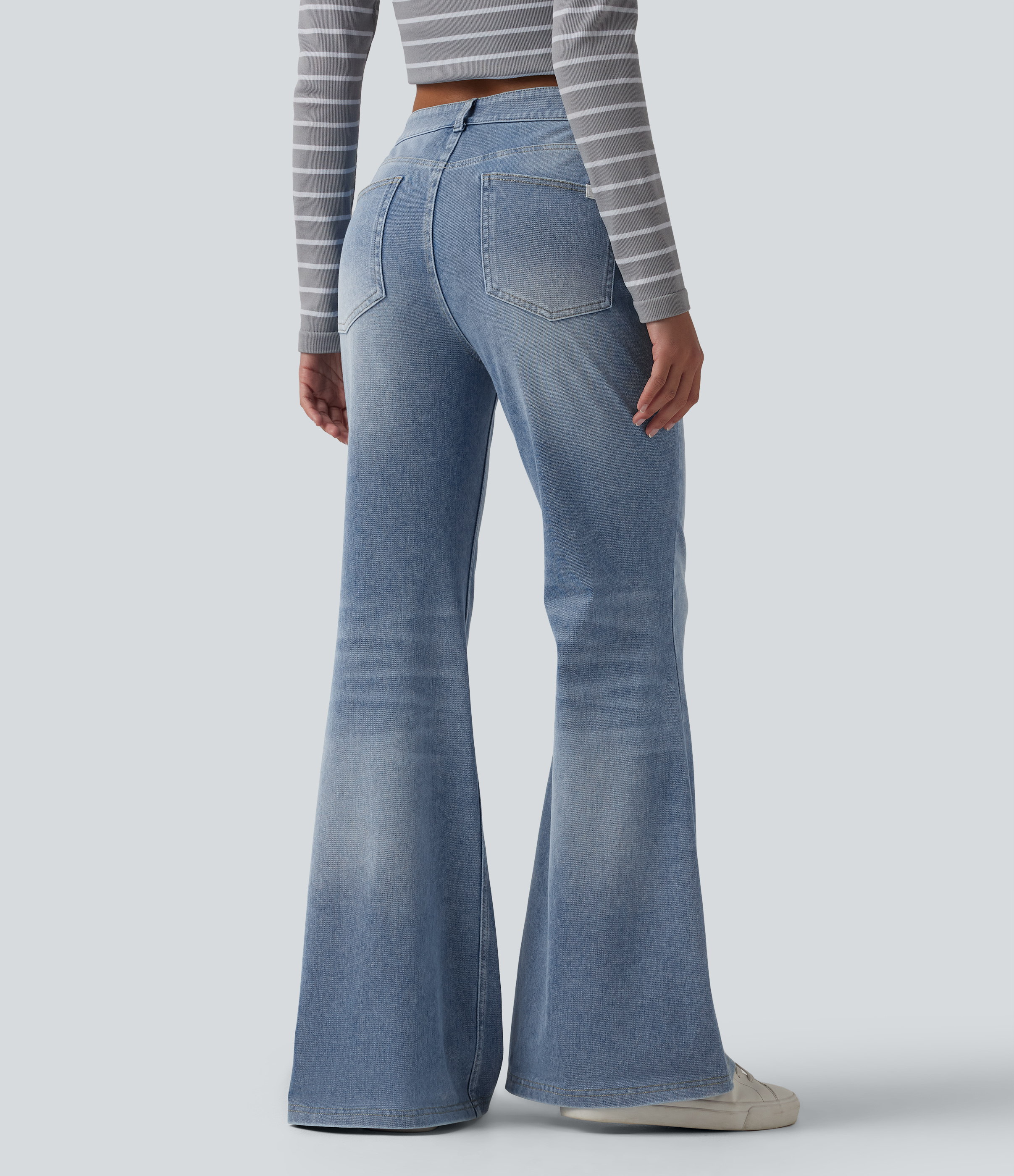 Powder Blue Denim Halara Flex™ - Lässige, verwaschene Flare-Jeans mit mittelhohem Bund und mehreren Taschen / 2
