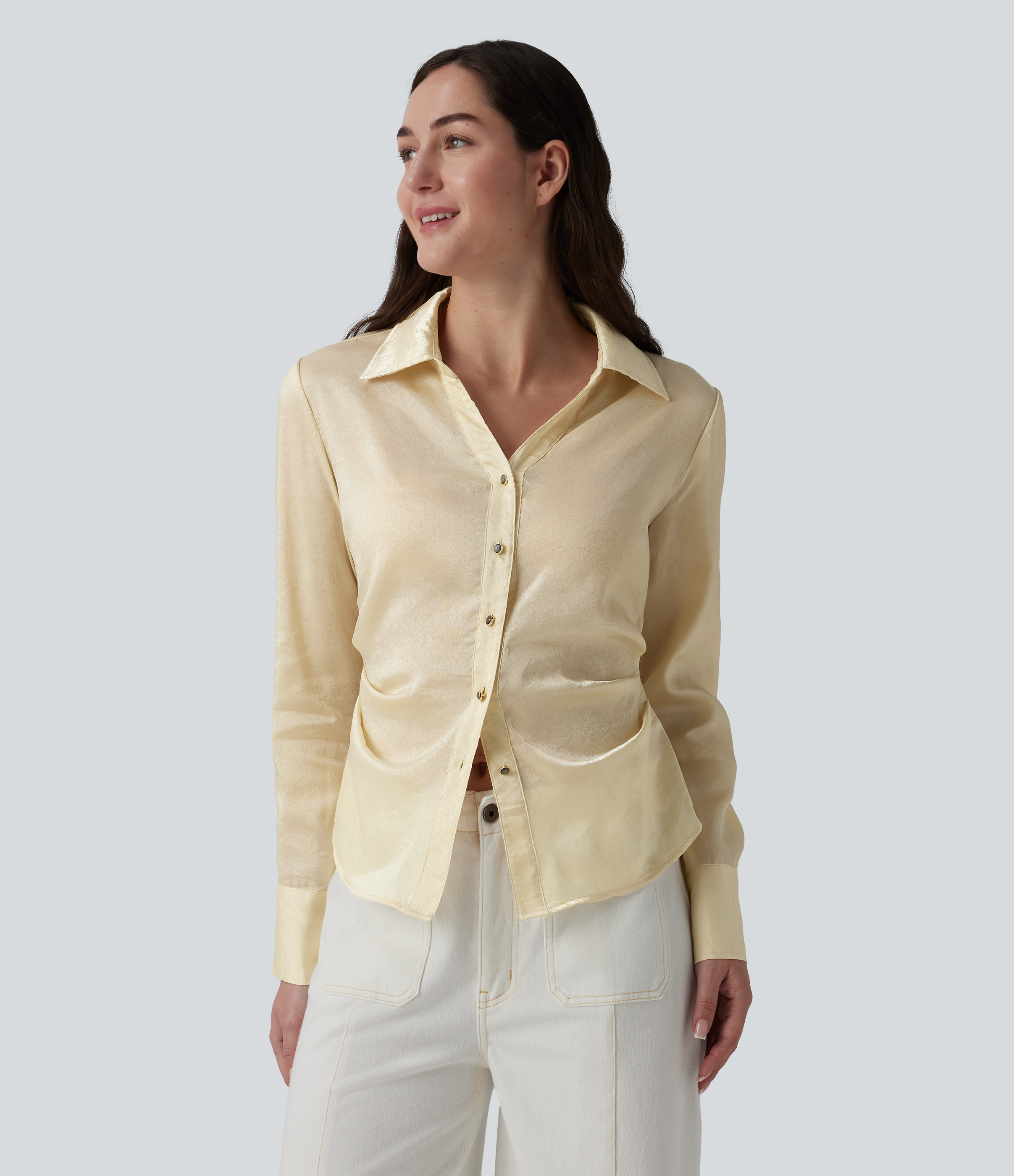 Camisa casual entallada de manga larga con escote en V y dobladillo curvo.
