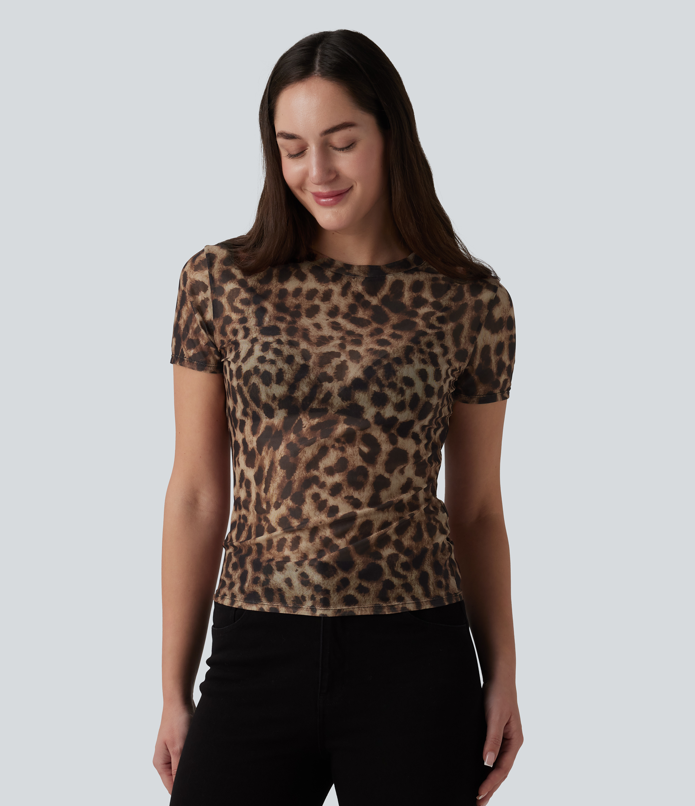 Lässiges T-Shirt mit Rundhalsausschnitt, kurzen Ärmeln und Leopardenmuster