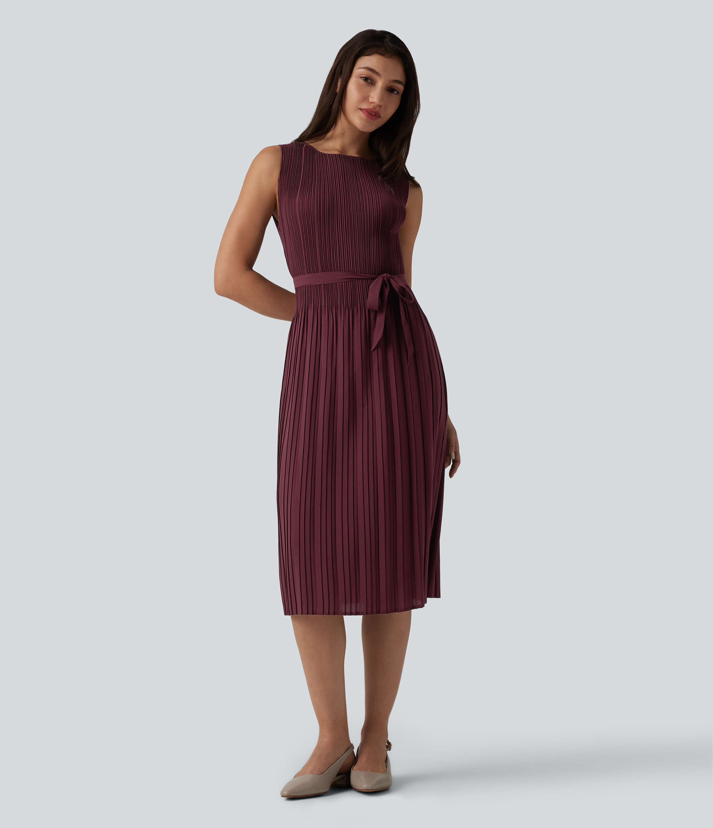 Vestido de trabajo de largo medio con cinturón, cuello barco, sin mangas, plisado.