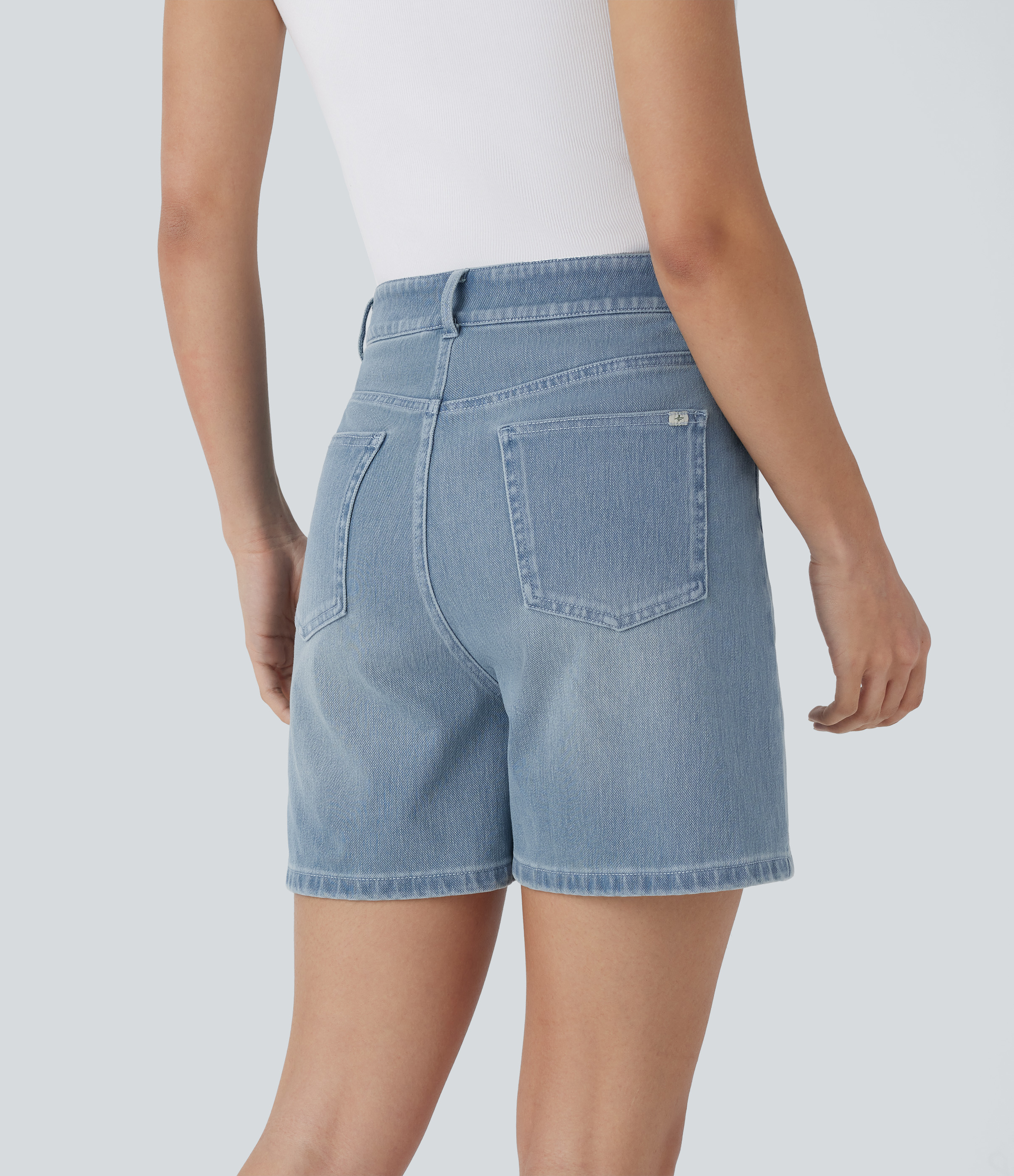Blue Spruce Denim Halara Flex™ shorts taille mi-haute avec cordon et poches en denim délavé, coupe décontractée. / 2