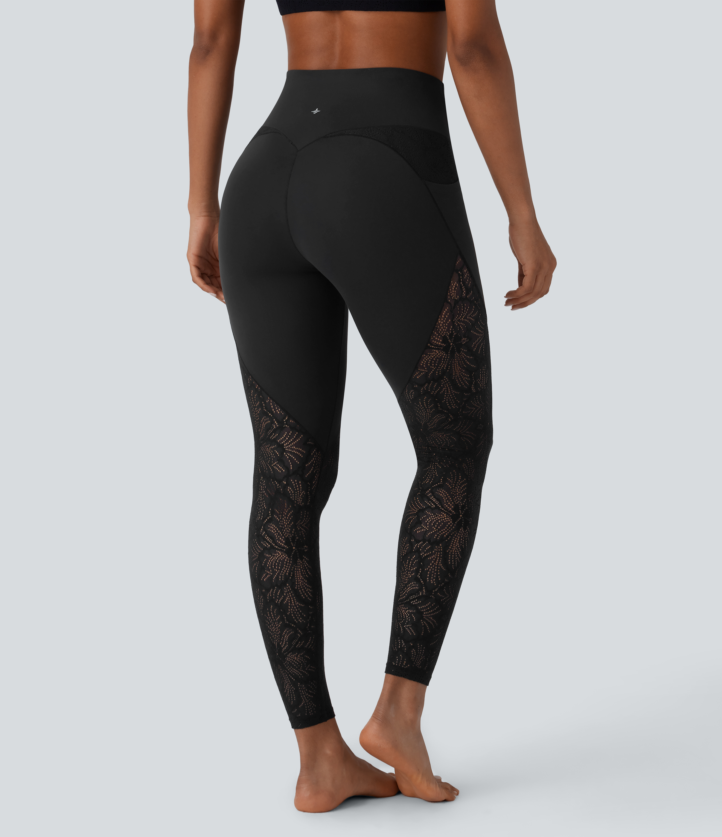 Noir SoftlyZero™ leggings de yoga 7/8, taille haute, en dentelle contrastée avec poches — UPF50+ / 2