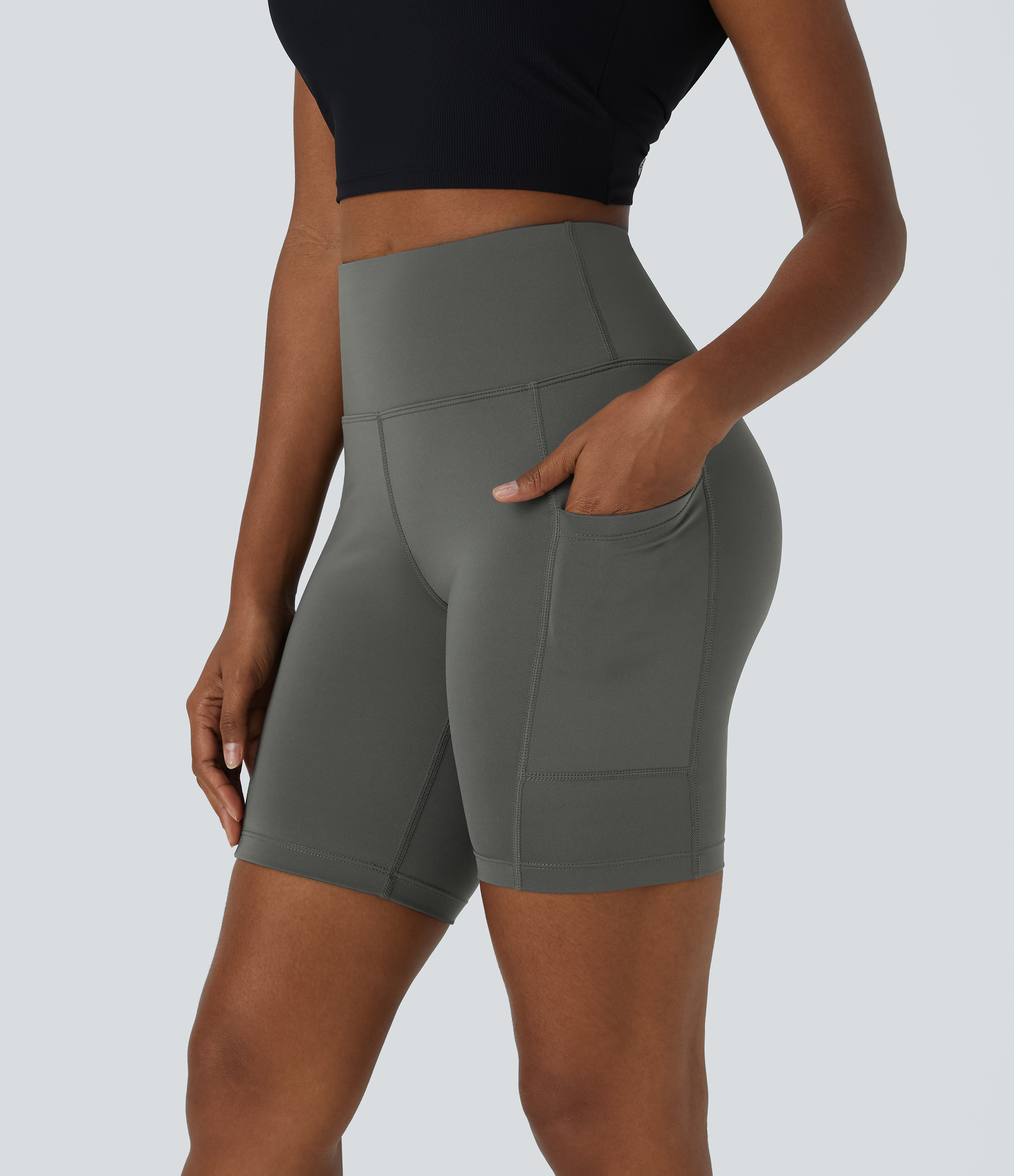 High-waisted side pocket classic biker shorts in 3/4 lengths