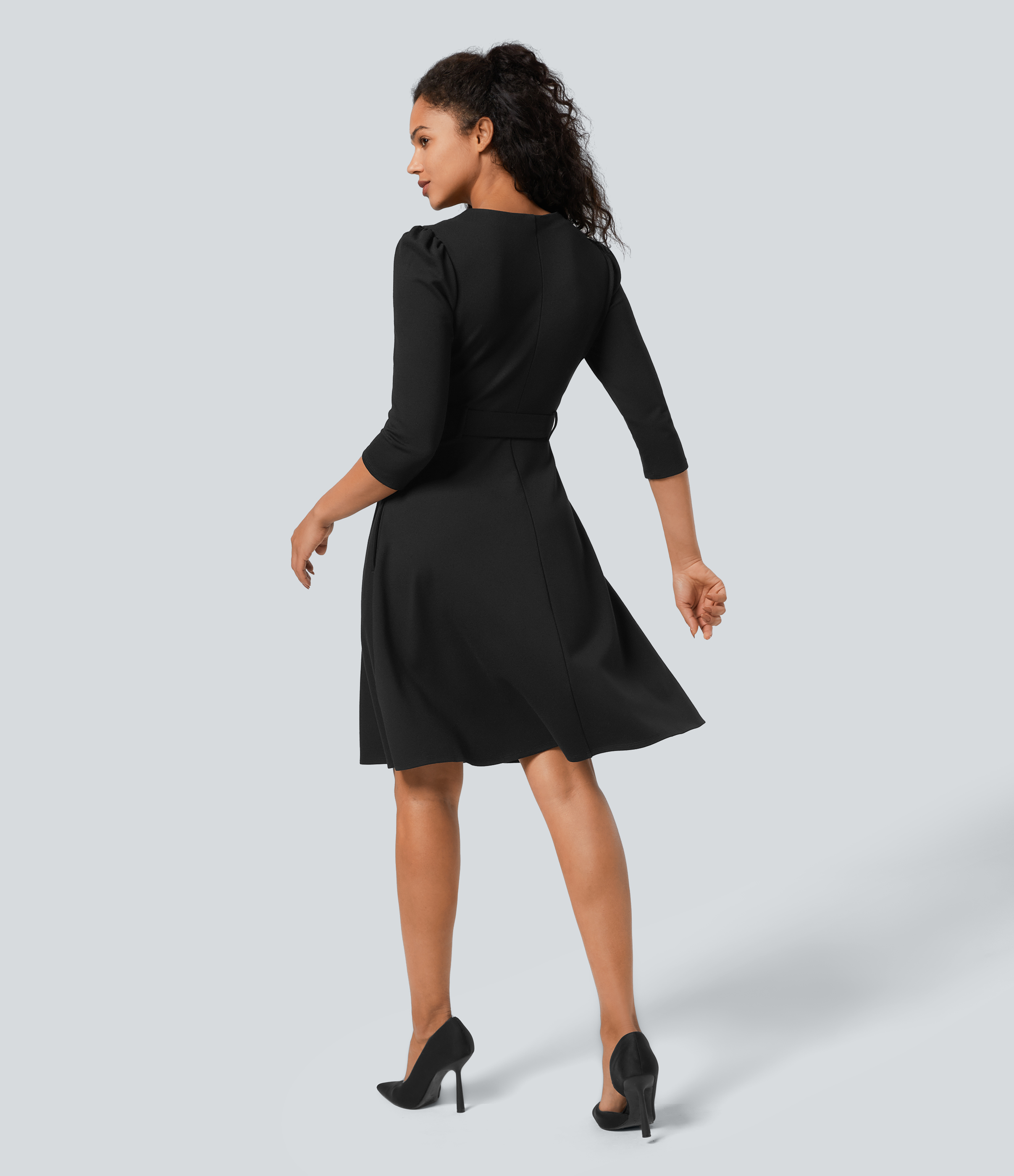Noir Robe de travail midi à encolure ronde, fermeture éclair, ceinture et poches, coupe cintrée en haut et évasée en bas. / 2