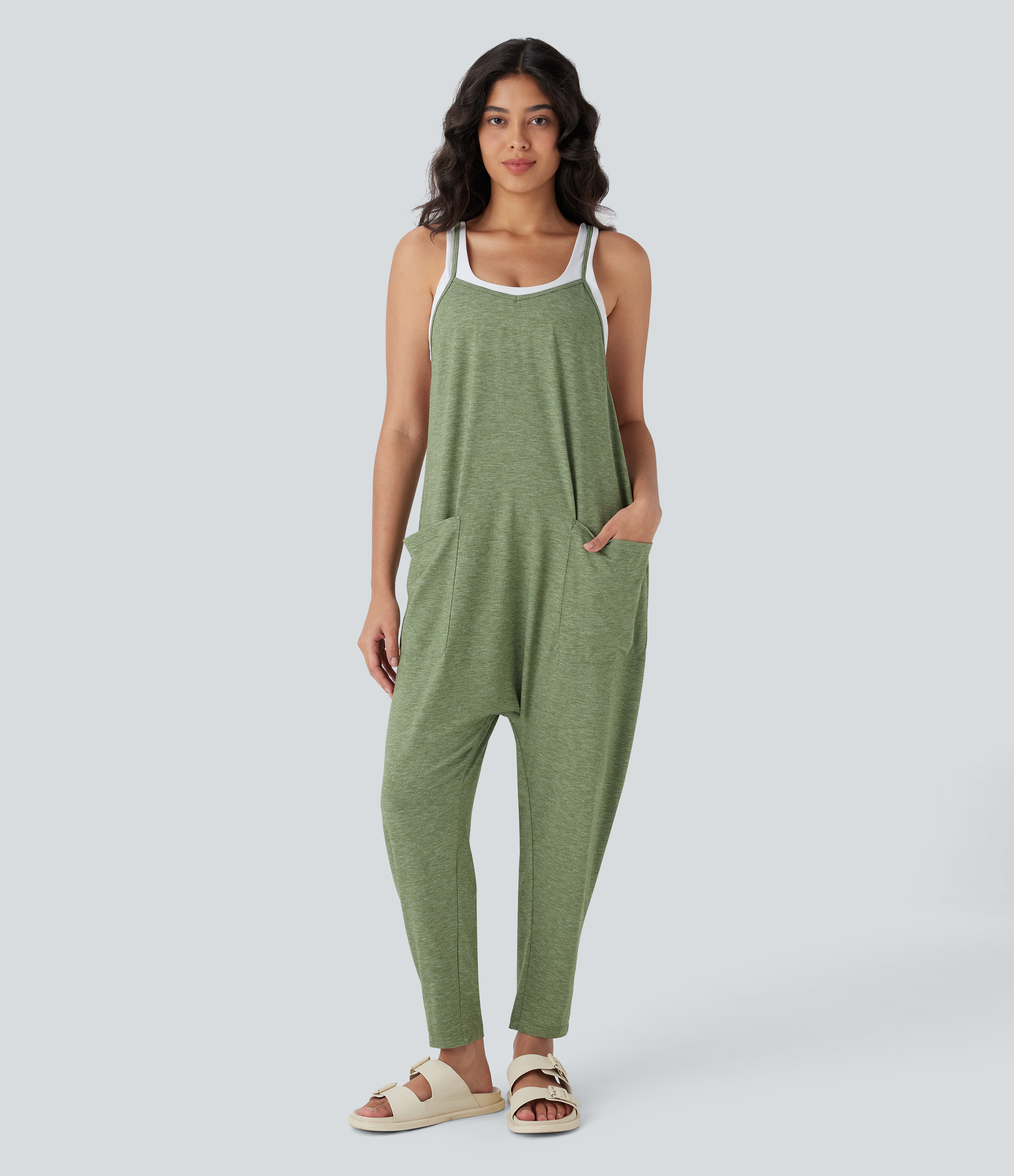 Mono harem casual con corte cónico con múltiples bolsillos y espalda descubierta