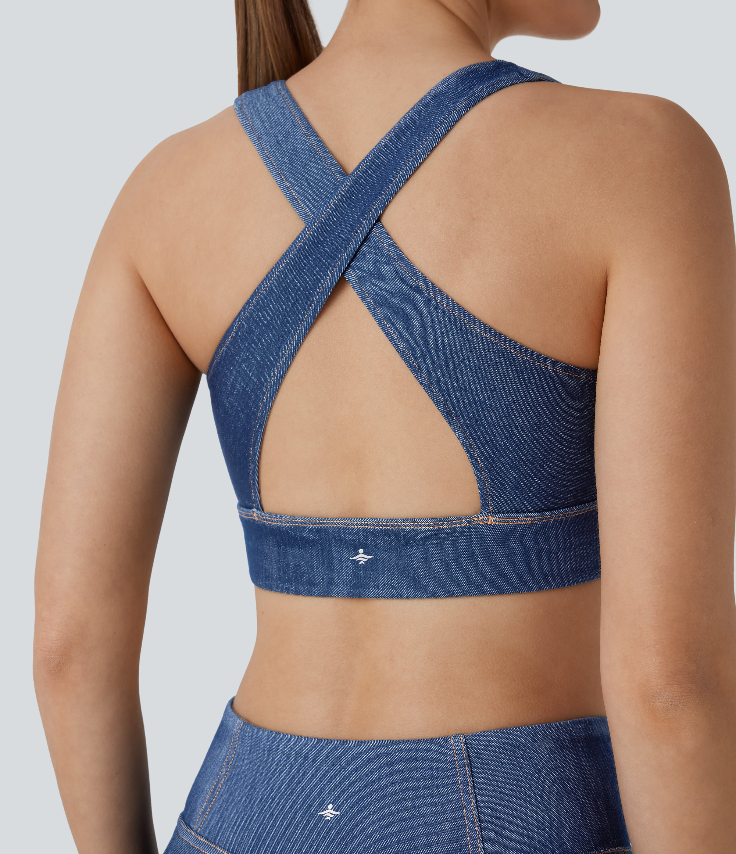 Halara – Halara Flex™ – Gewaschenes, rückenfreies Tennis-Tanktop aus elastischem Strick-Denim mit überkreuzten Trägern und Cool-Touch – Tide Blue Denim – XL