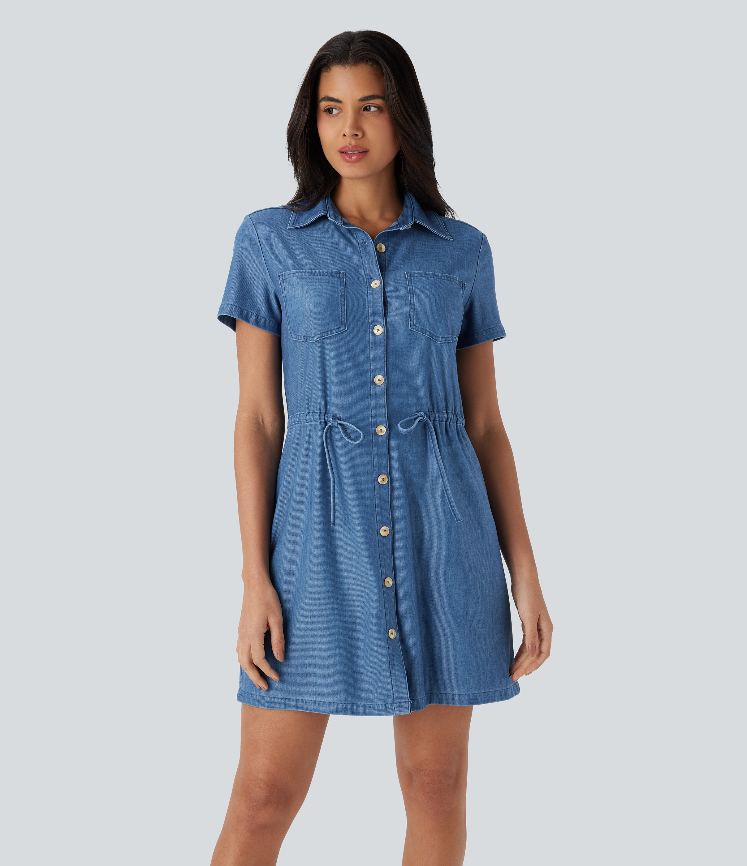 Halara Flex™ - Kurzärmliges Freizeitkleid aus elastischem Strick-Denim mit Kragen, Knopfleiste, Brusttasche und Kordelzug