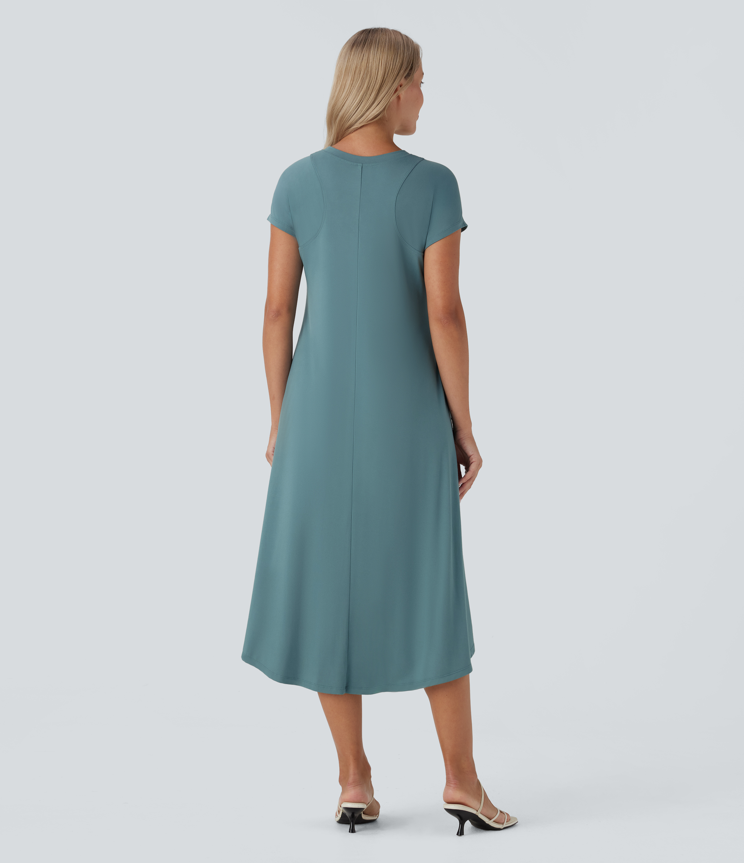 Arctic Robe midi ample et décontractée à encolure ronde, manches courtes et poches. / 2