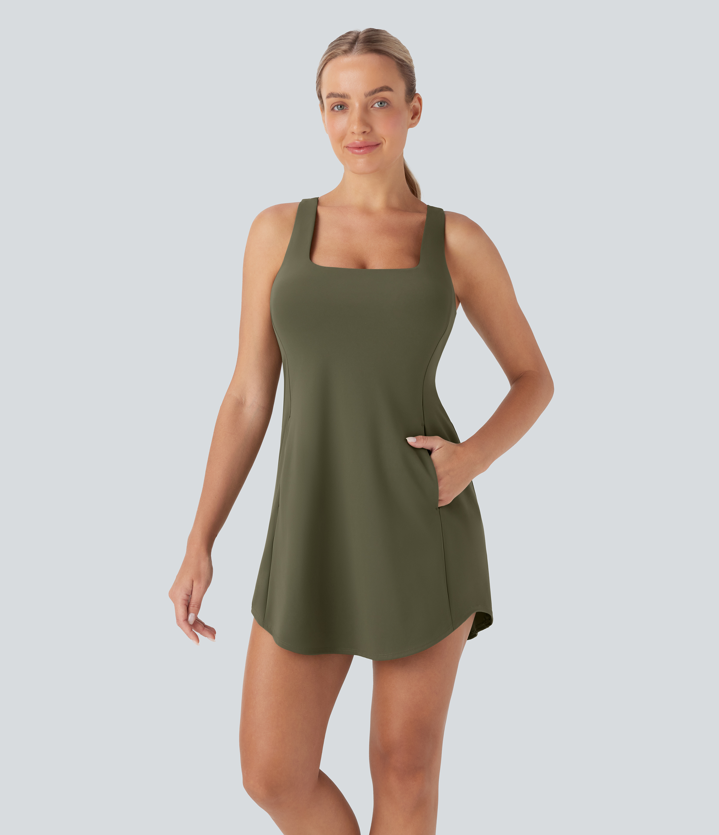 Grass Grey Green Vestido deportivo mini de yoga SoftlyZero™ Plush afelpado con abertura y bolsillos, 3 piezas en copas D-F / 2