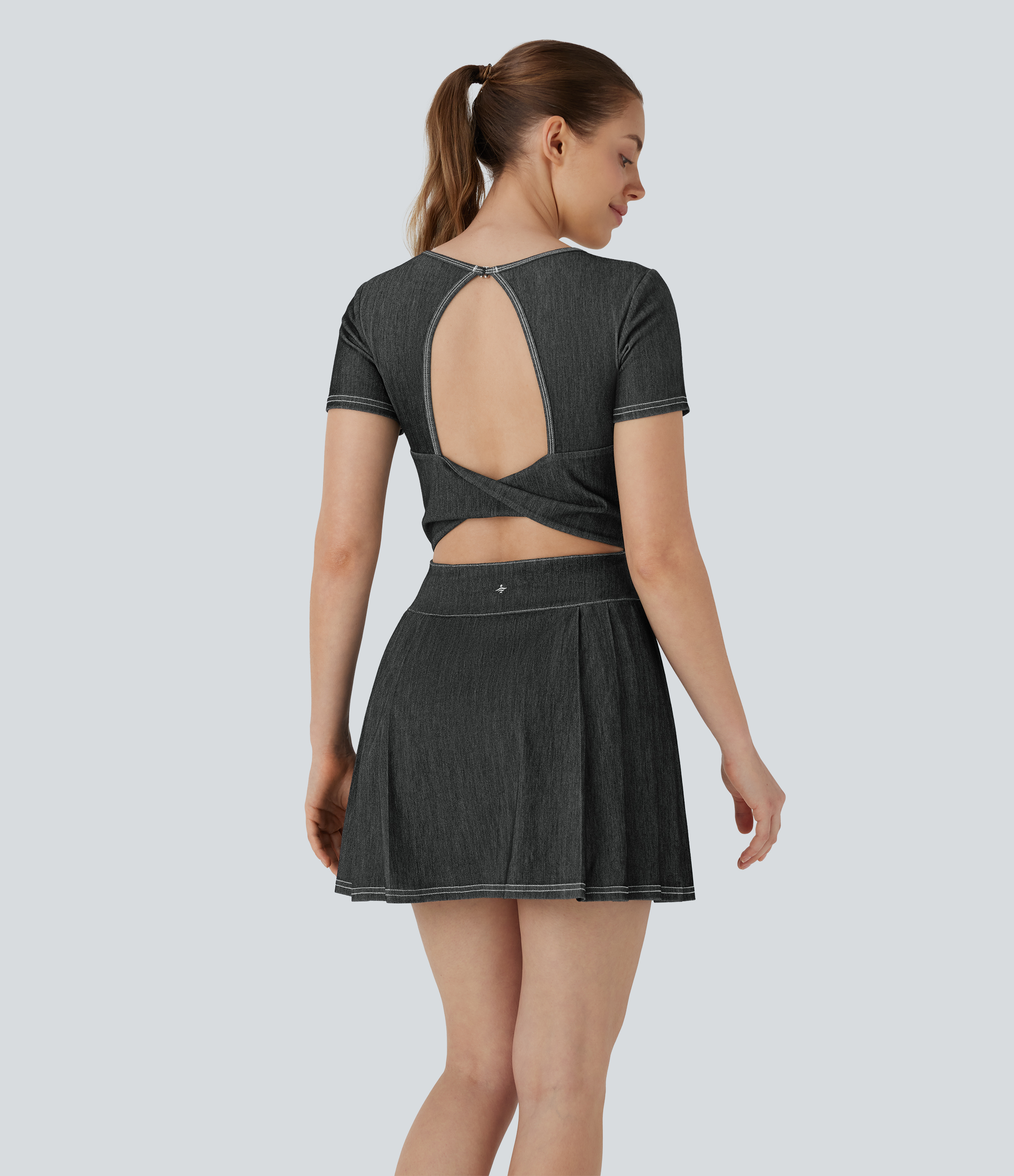 Halara – Halara Flex™ Rückenfreies, gedrehtes, plissiertes 2-in-1-Tennis-Active-Kleid aus gewaschenem, dehnbarem Strick-Denim mit Taschen – Meteorite Black Denim – M