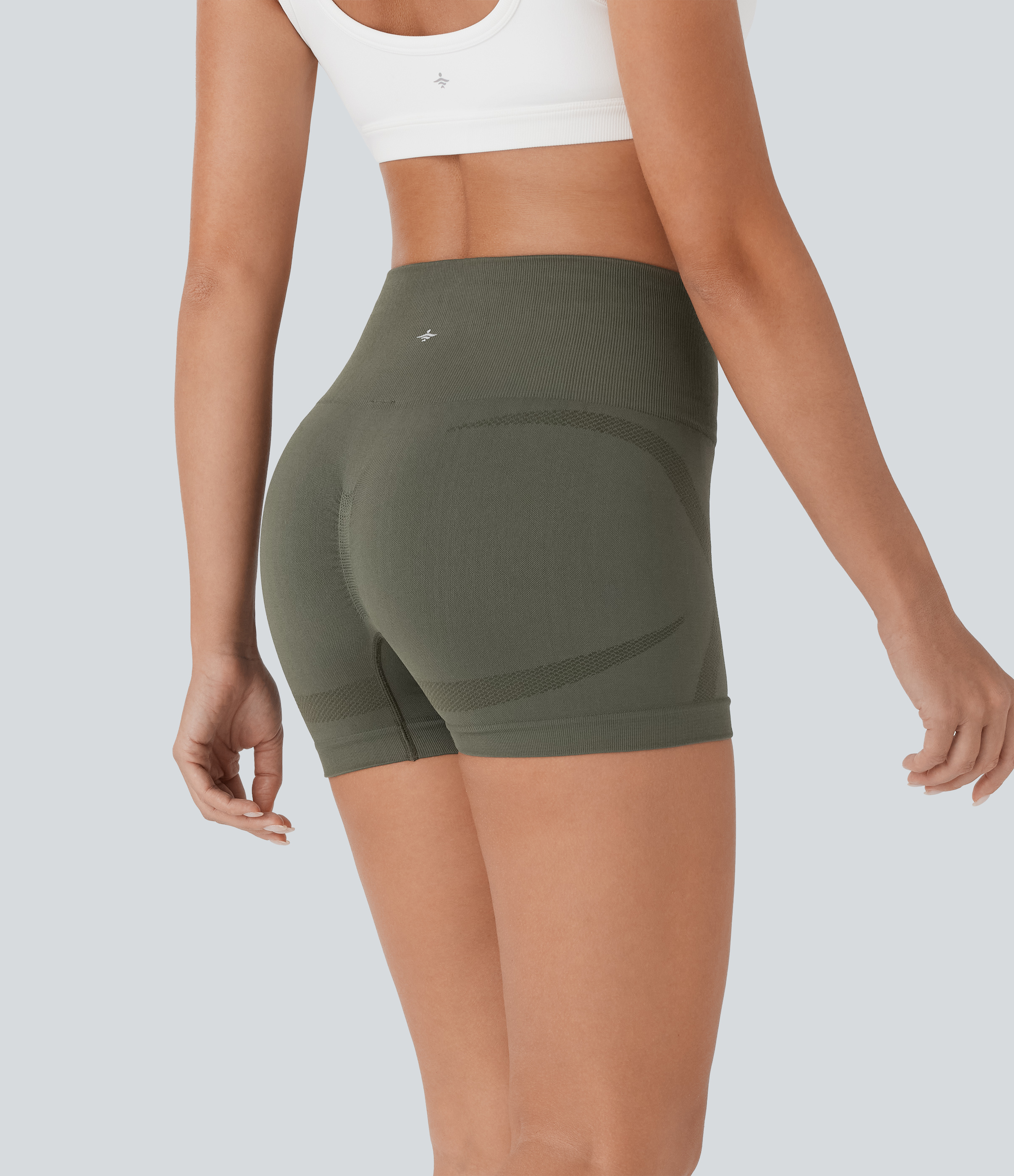 OneForm - Geraffte Yoga-Shorts mit hohem Bund und nahtlosem Flow - 7,6 cm