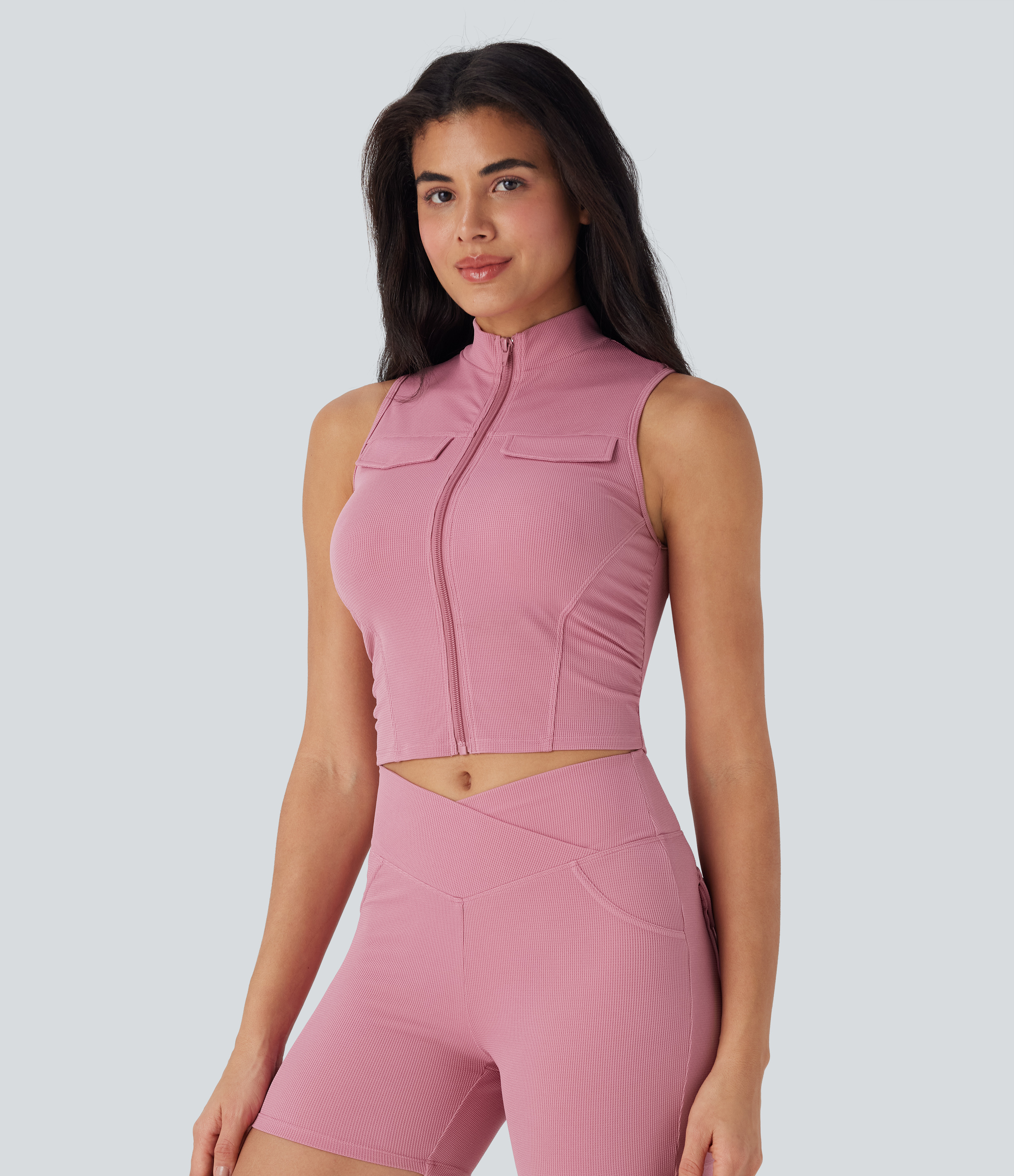 Top de yoga corto ajustado y fruncido con cremallera y cuello alto