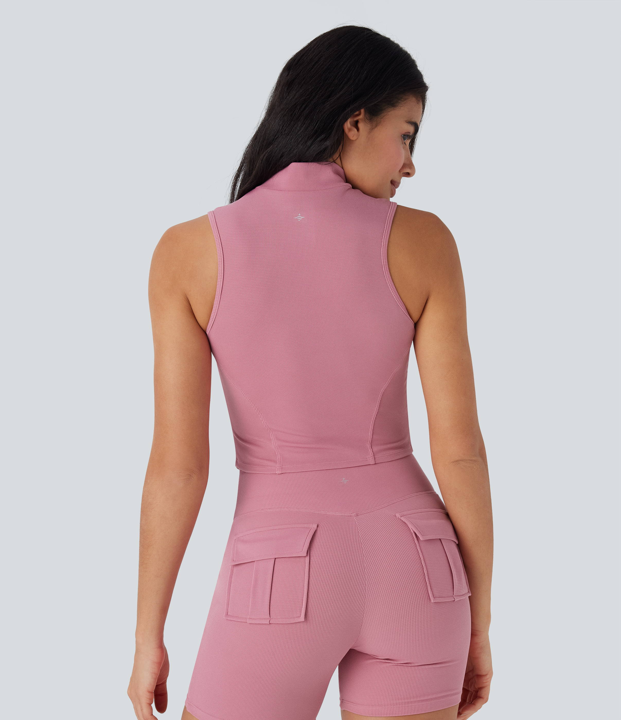 Rouge Pink Top de yoga corto ajustado y fruncido con cremallera y cuello alto / 2