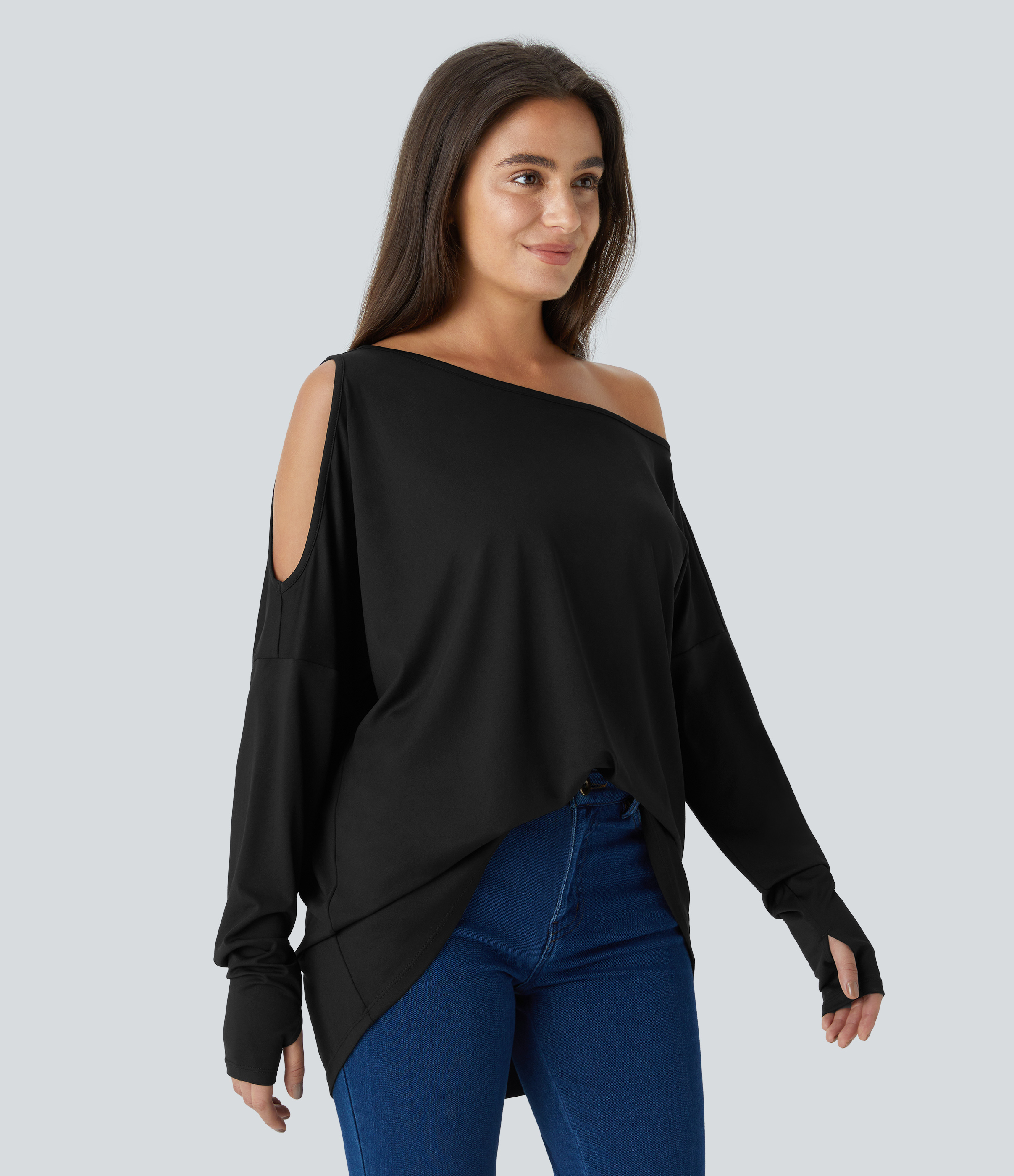 Top informal extragrande con abertura en el hombro, abertura para el pulgar y corte asimétrico.