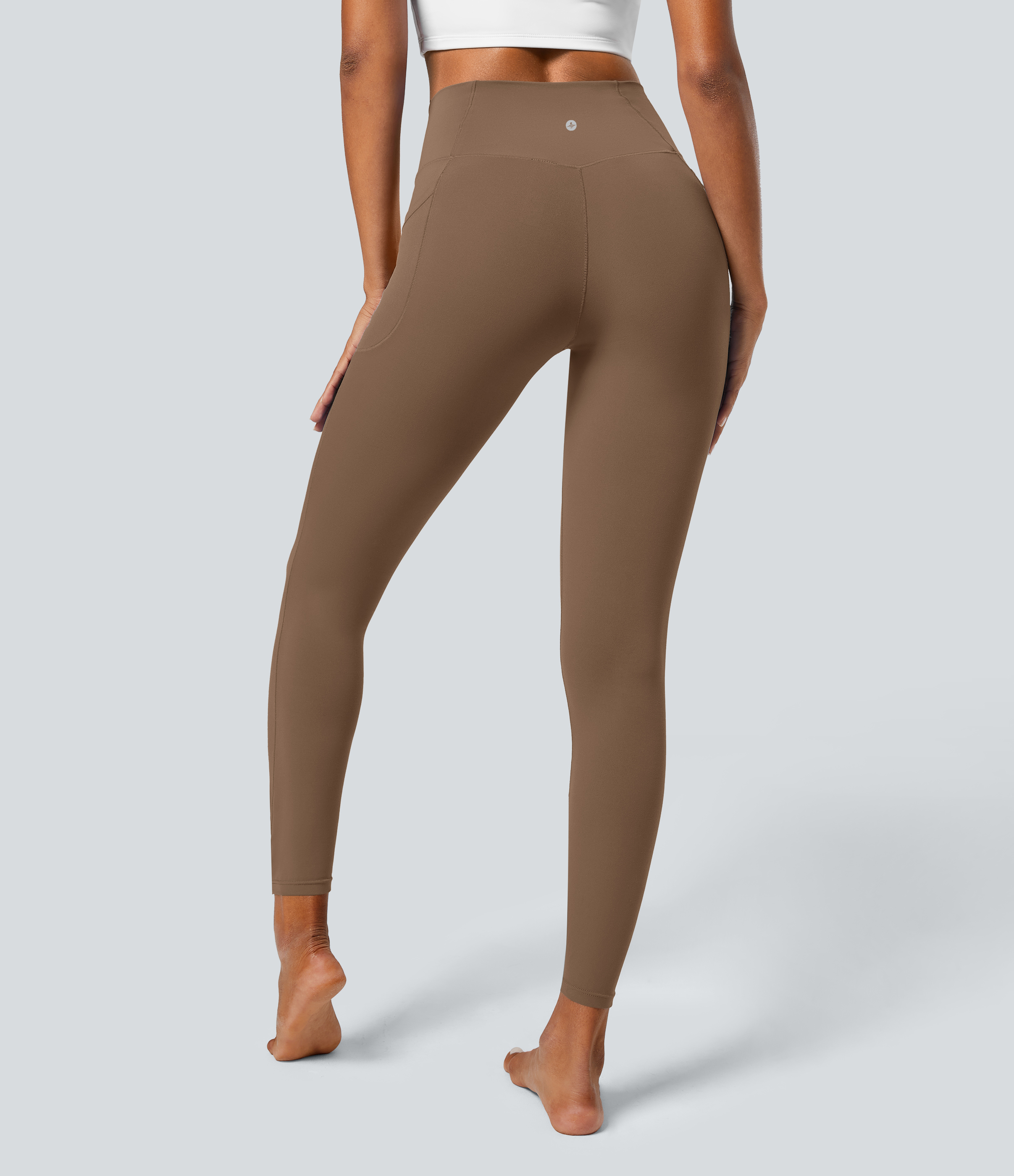 Muted Brown SoftlyZero™ gładkie legginsy z krzyżowanym pasem i kieszeniami / 2