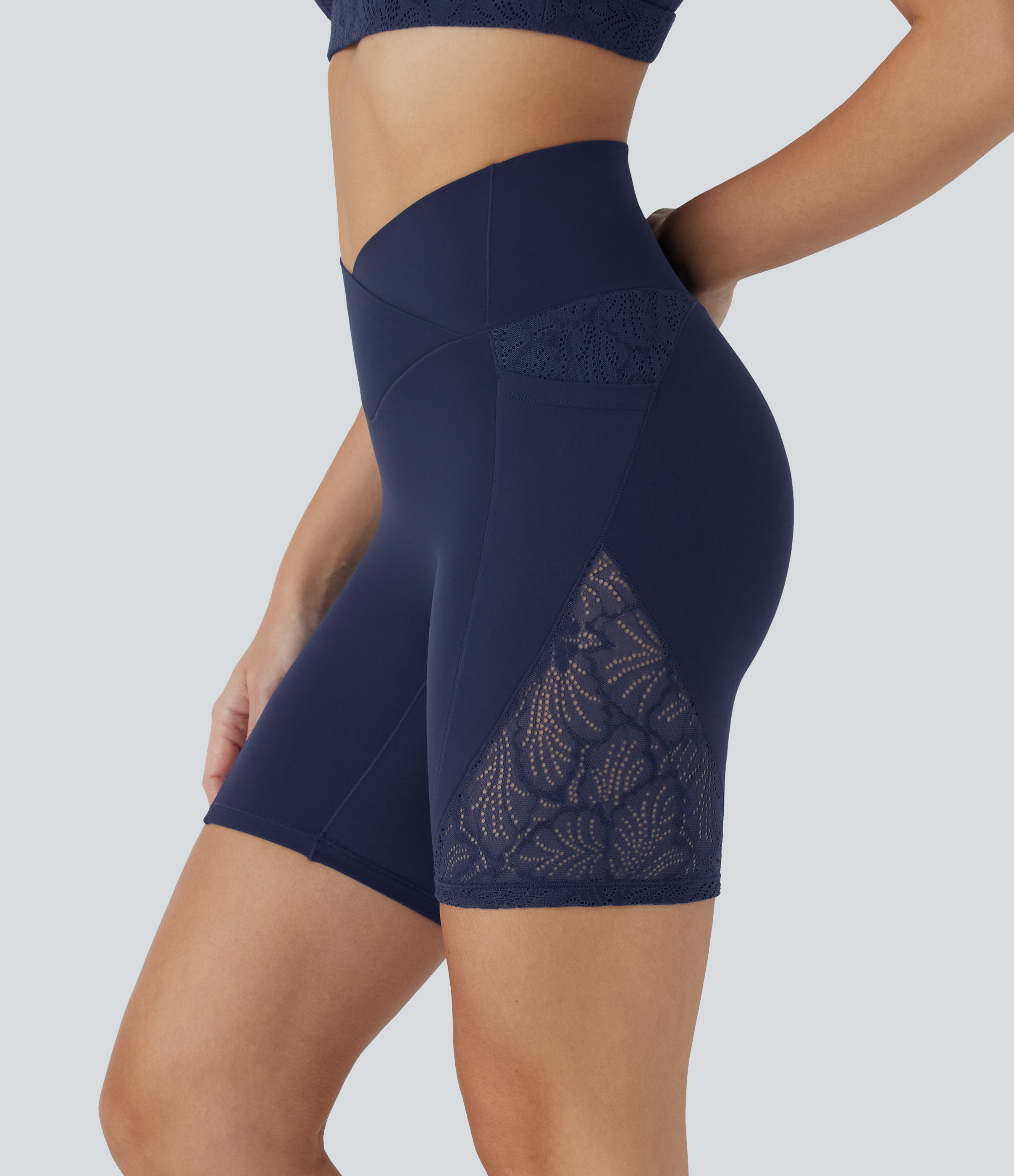 Peacoat Shorts de yoga Softlyzero™ de tiro alto cruzado con encaje en contraste de 17.5 cm y bolsillos - UPF 50+ / 1