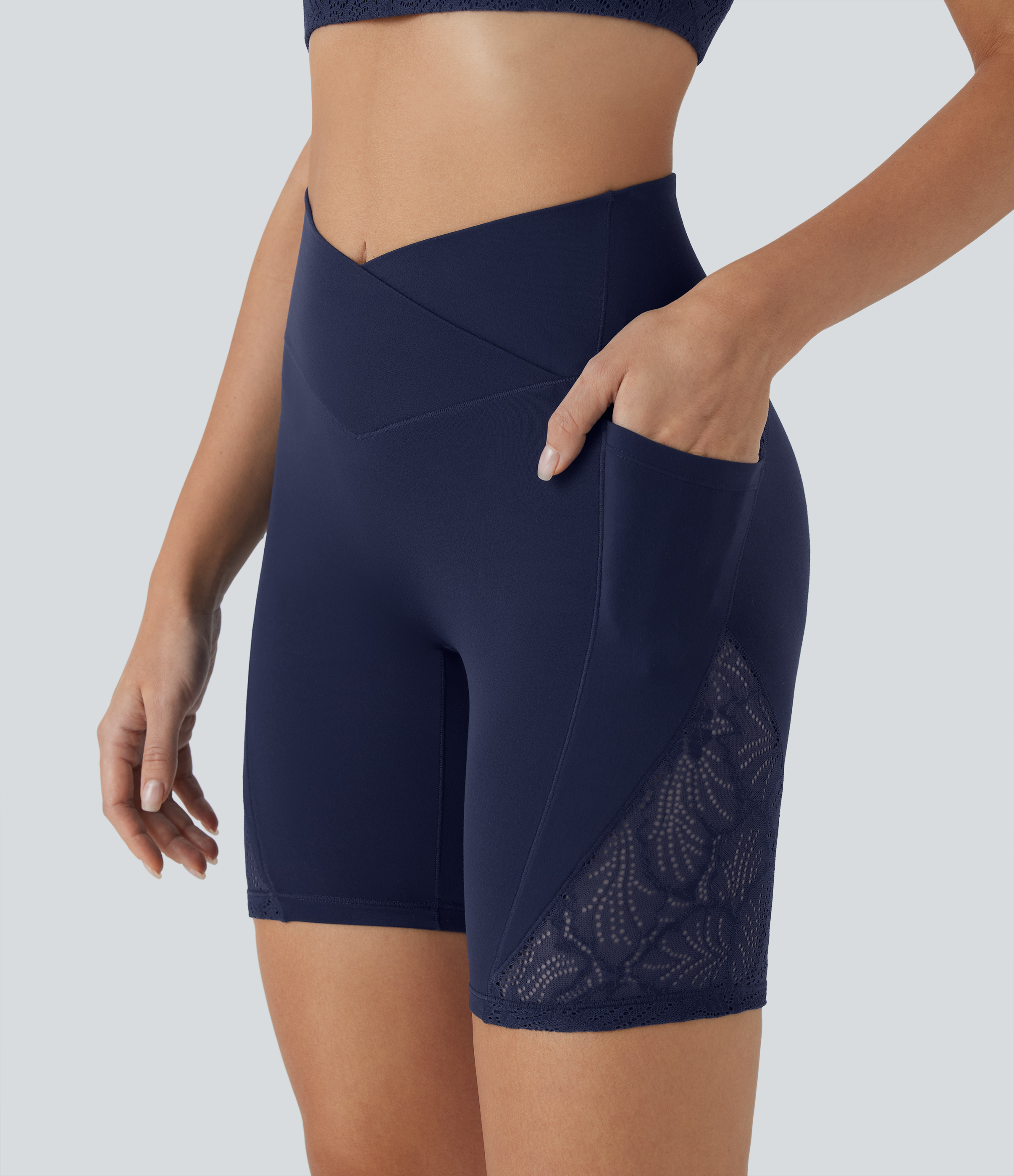 Peacoat Shorts de yoga Softlyzero™ de tiro alto cruzado con encaje en contraste de 17.5 cm y bolsillos - UPF 50+ / 2
