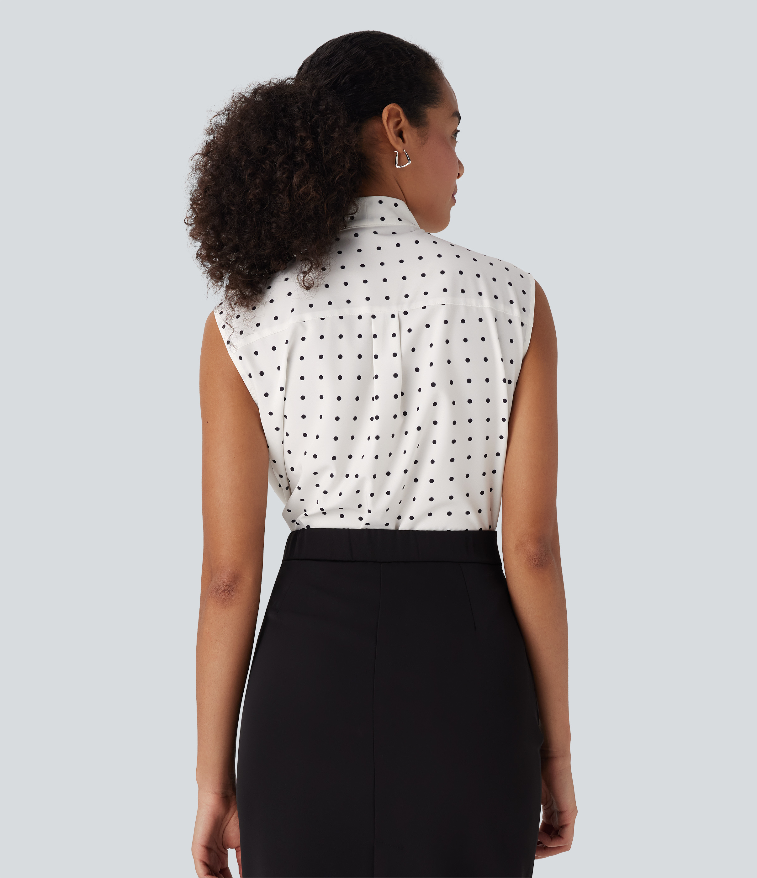 Black Polka Camisa de oficina sin mangas con lunares y lazo en la parte delantera  / 2
