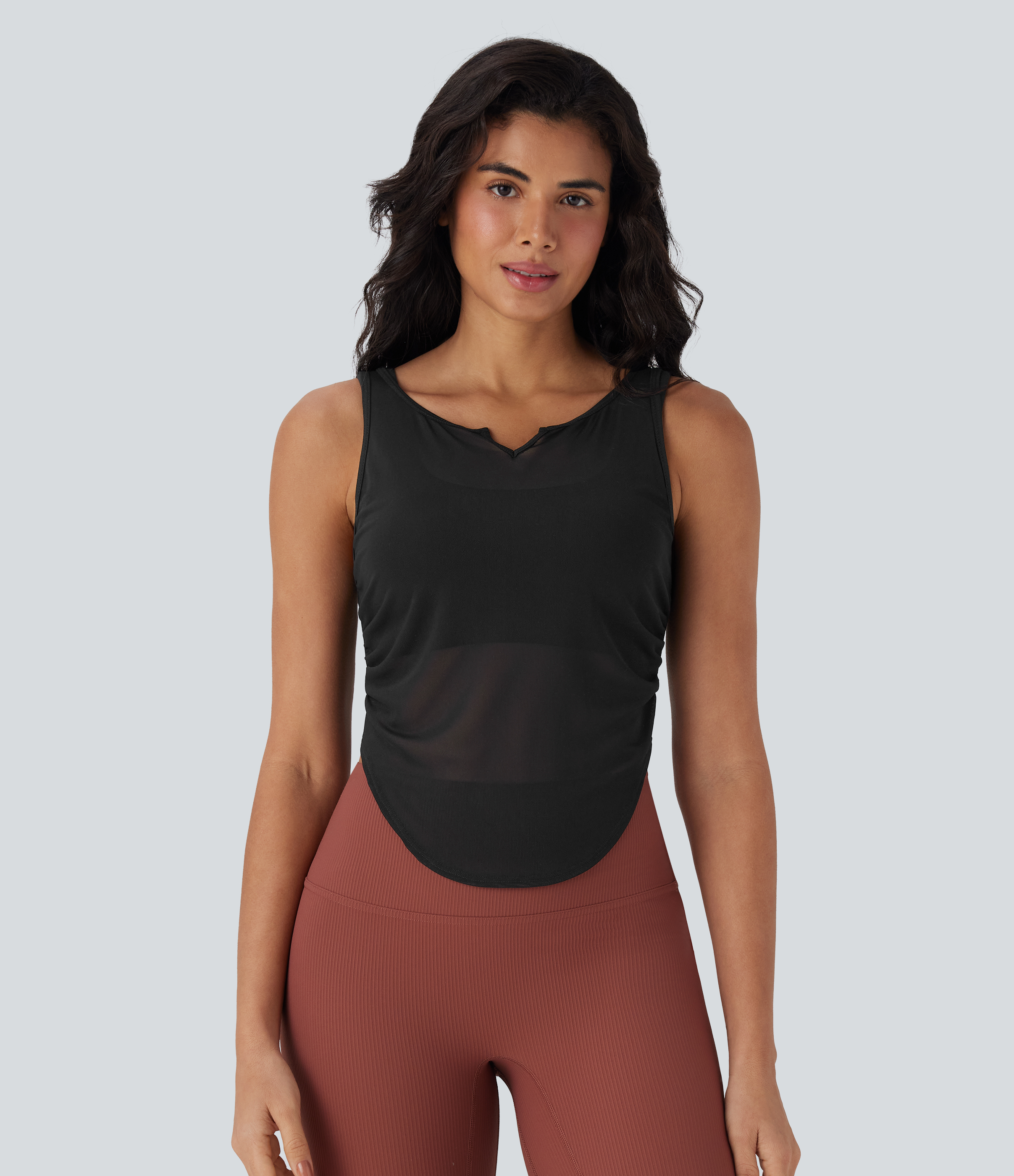 Negro Top de yoga de tejido transparente con escote en V y bajo curvado fruncido / 1