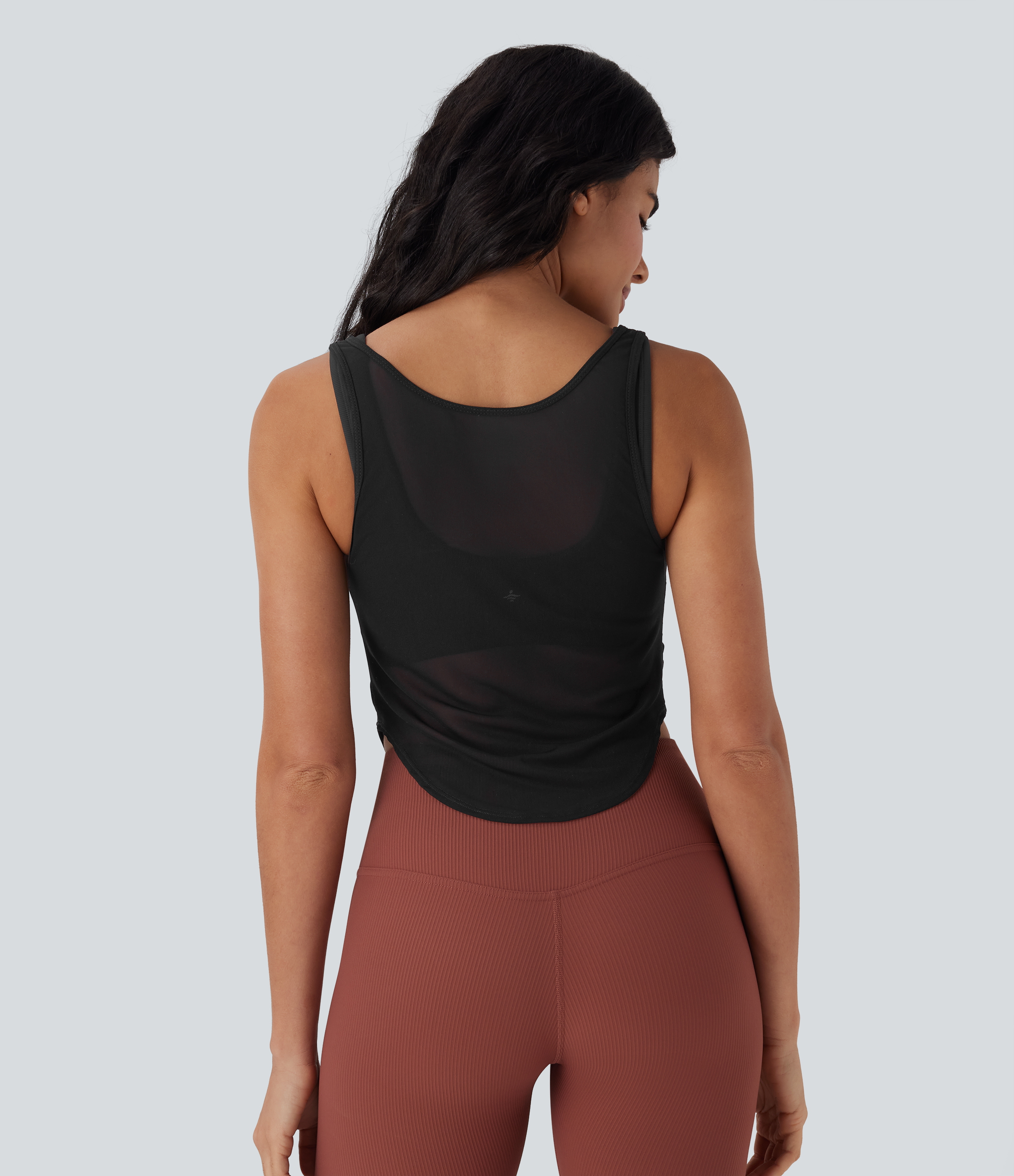 Negro Top de yoga de tejido transparente con escote en V y bajo curvado fruncido / 2