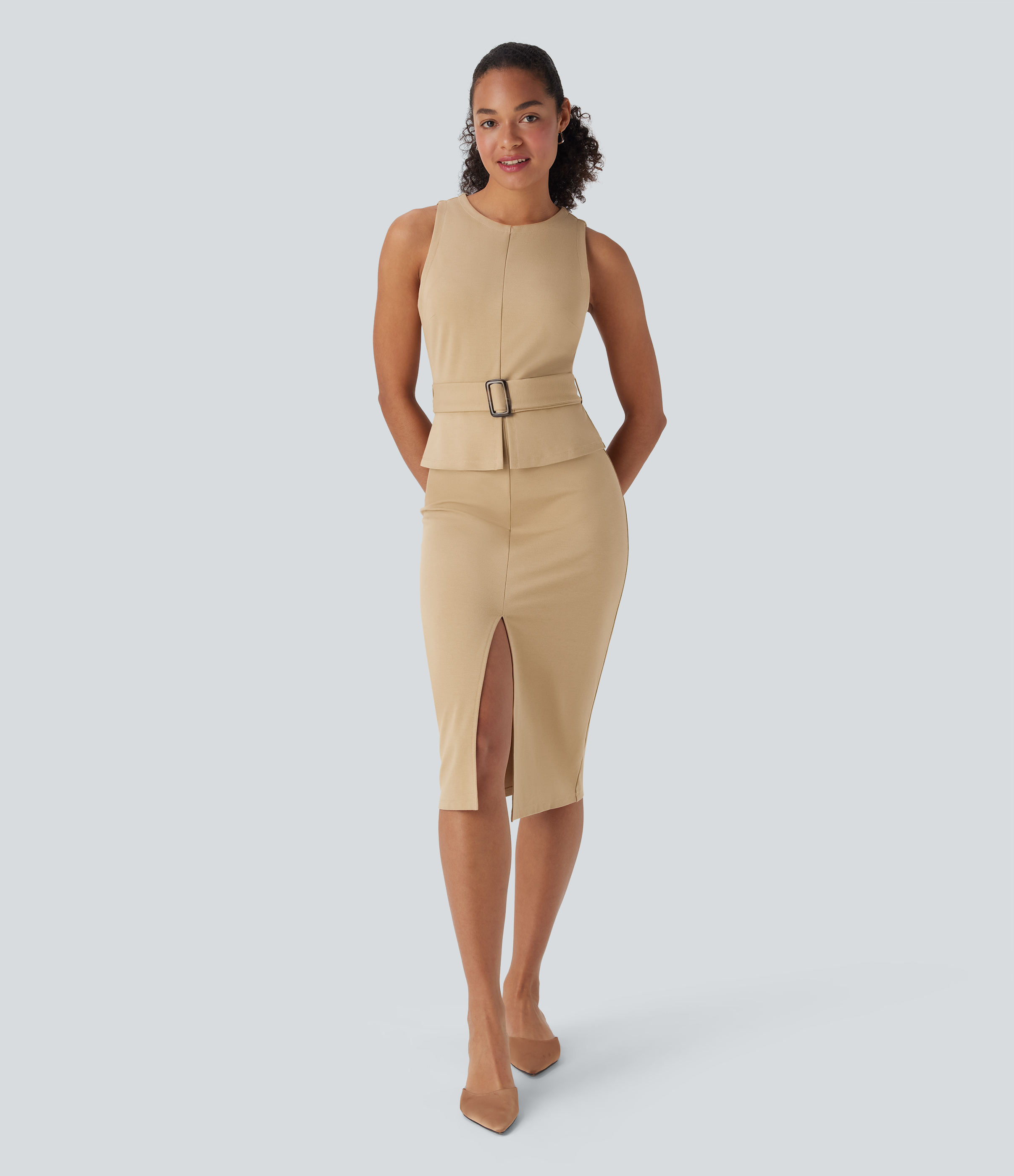 Robe de travail mi-longue sans manches avec dos à découpe, ceinture et fente