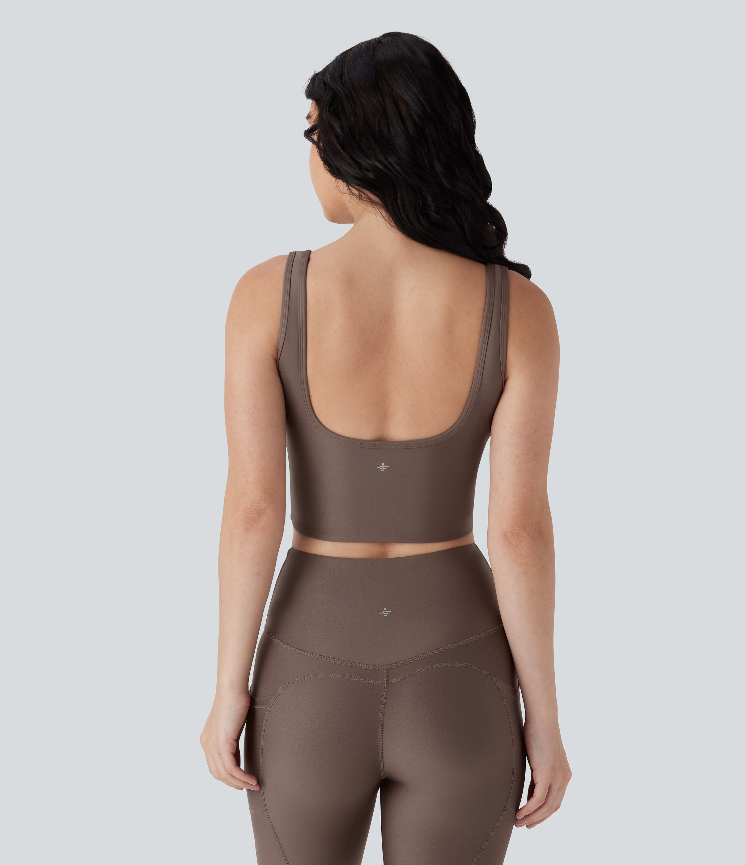 Hay Brown Top corto de yoga con espalda descubierta y tejido brillante / 2
