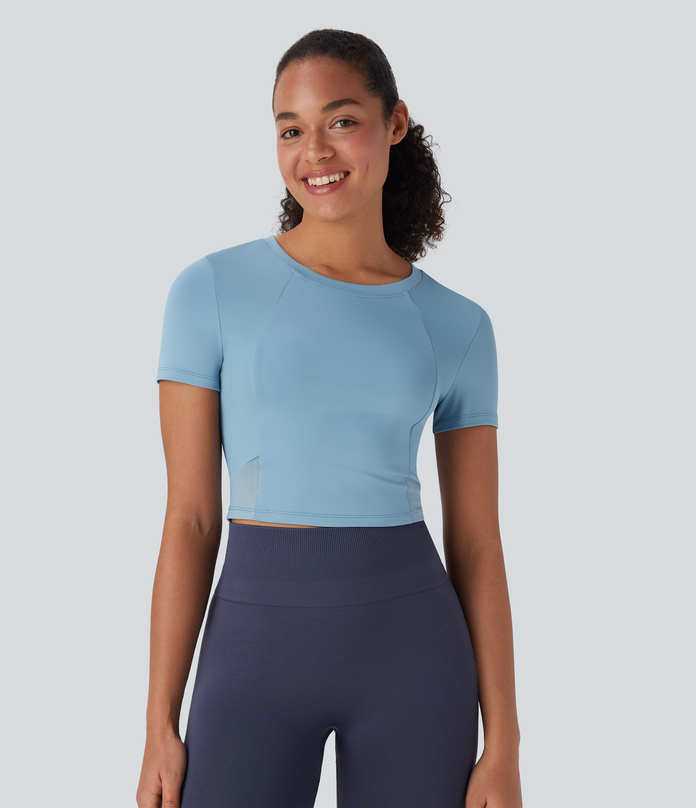 Kurzes Yoga-Sport-Top mit Rundhalsausschnitt und kontrastierendem Netzstoff