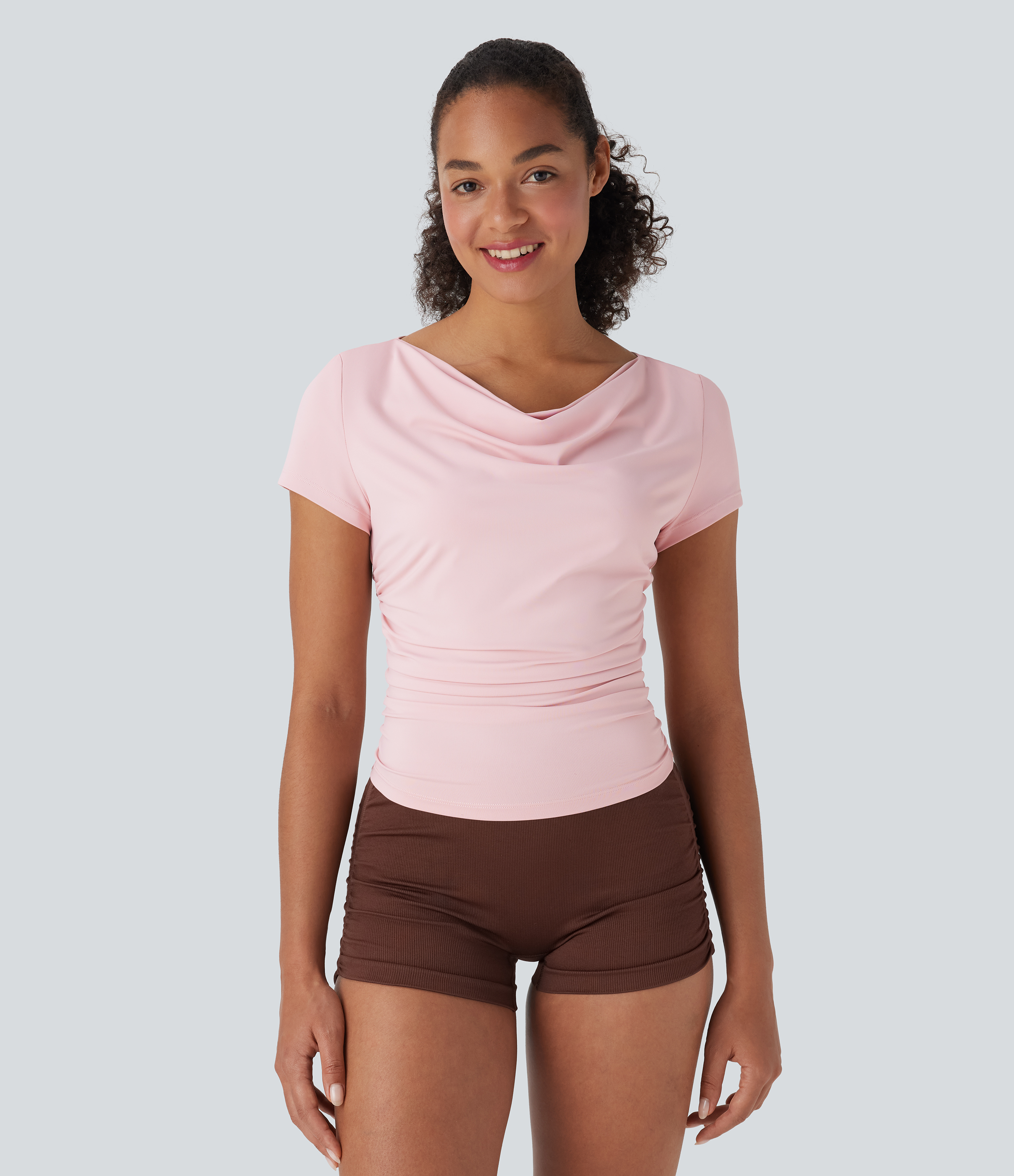 Rosy Touch Gerafftes Yogatop mit Wasserfallausschnitt und kurzen Ärmeln. / 1
