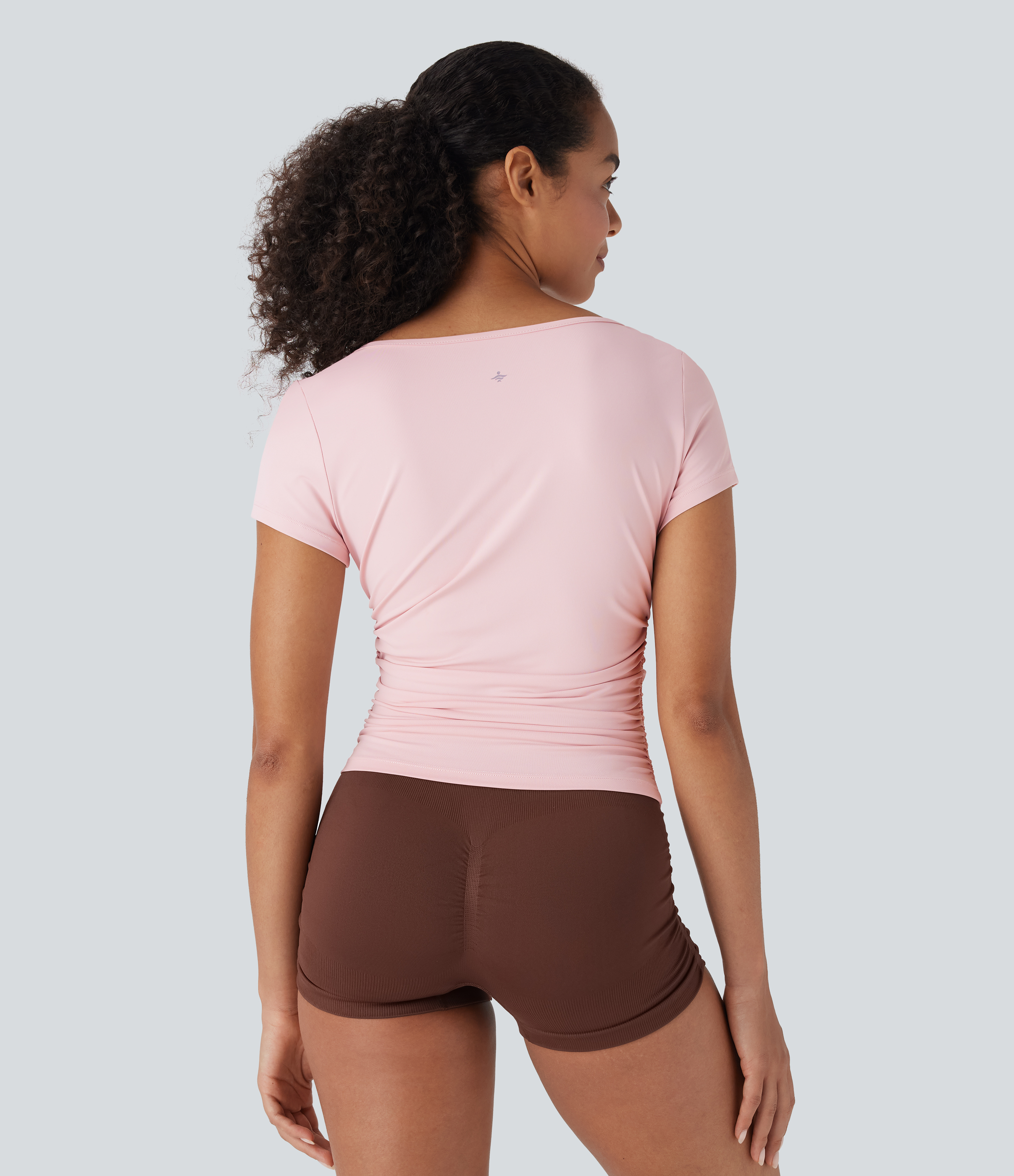 Rosy Touch Gerafftes Yogatop mit Wasserfallausschnitt und kurzen Ärmeln. / 2