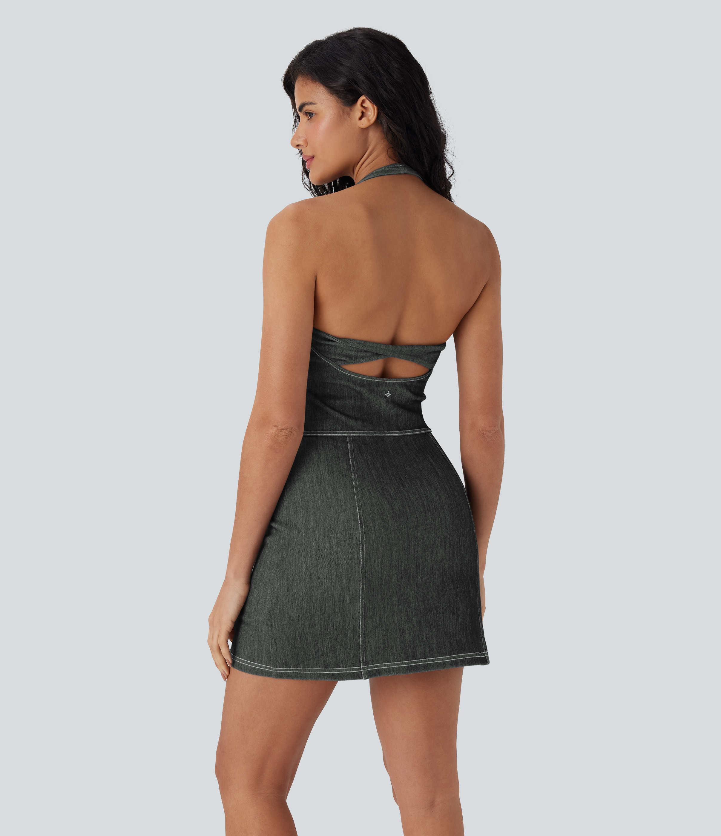 Halara – Halara Flex™ Neckholder-Kleid, rückenfrei, figurbetont, zweiteilig, Cool Touch, gewaschen, dehnbar, Mini-Tennis-Aktivkleid aus Denim mit Seitentaschen – Meteorite Black Denim – L