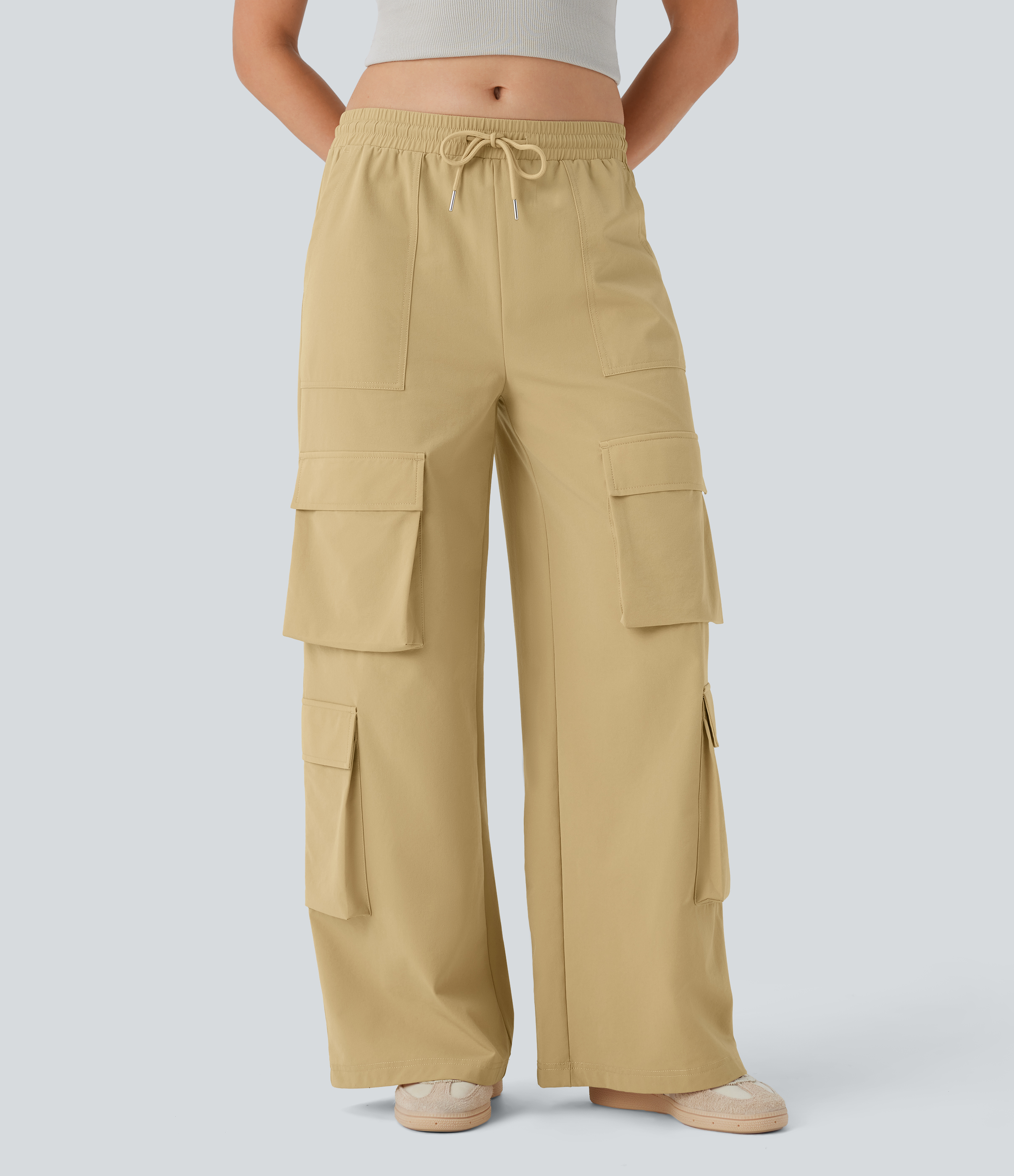 Pantalón cargo tiro medio cordón múltiple bolsillo pierna ancha