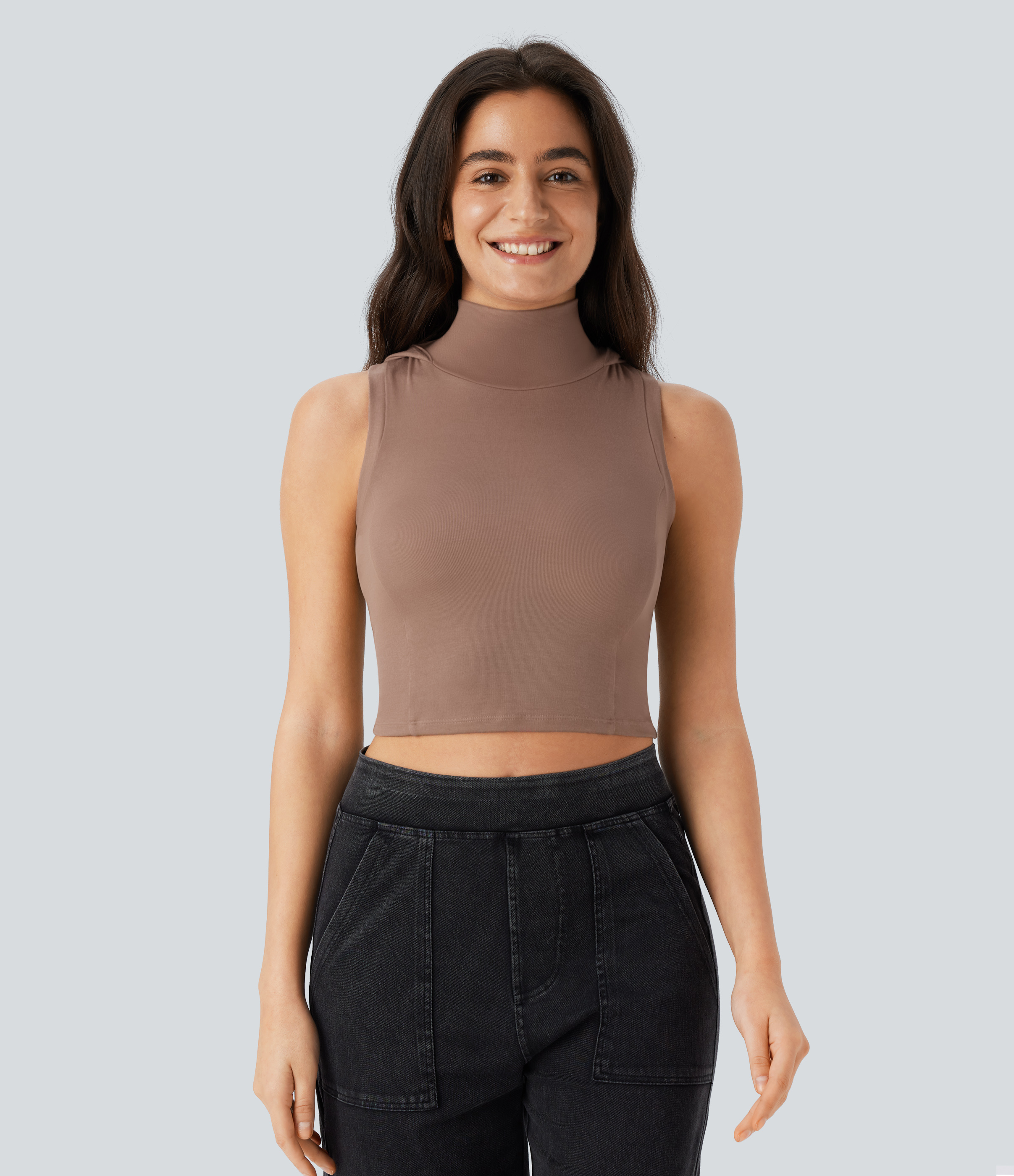 Geripptes, ärmelloses, kurzes Tanktop mit hohem Halsausschnitt, Kapuze und Cut-Outs