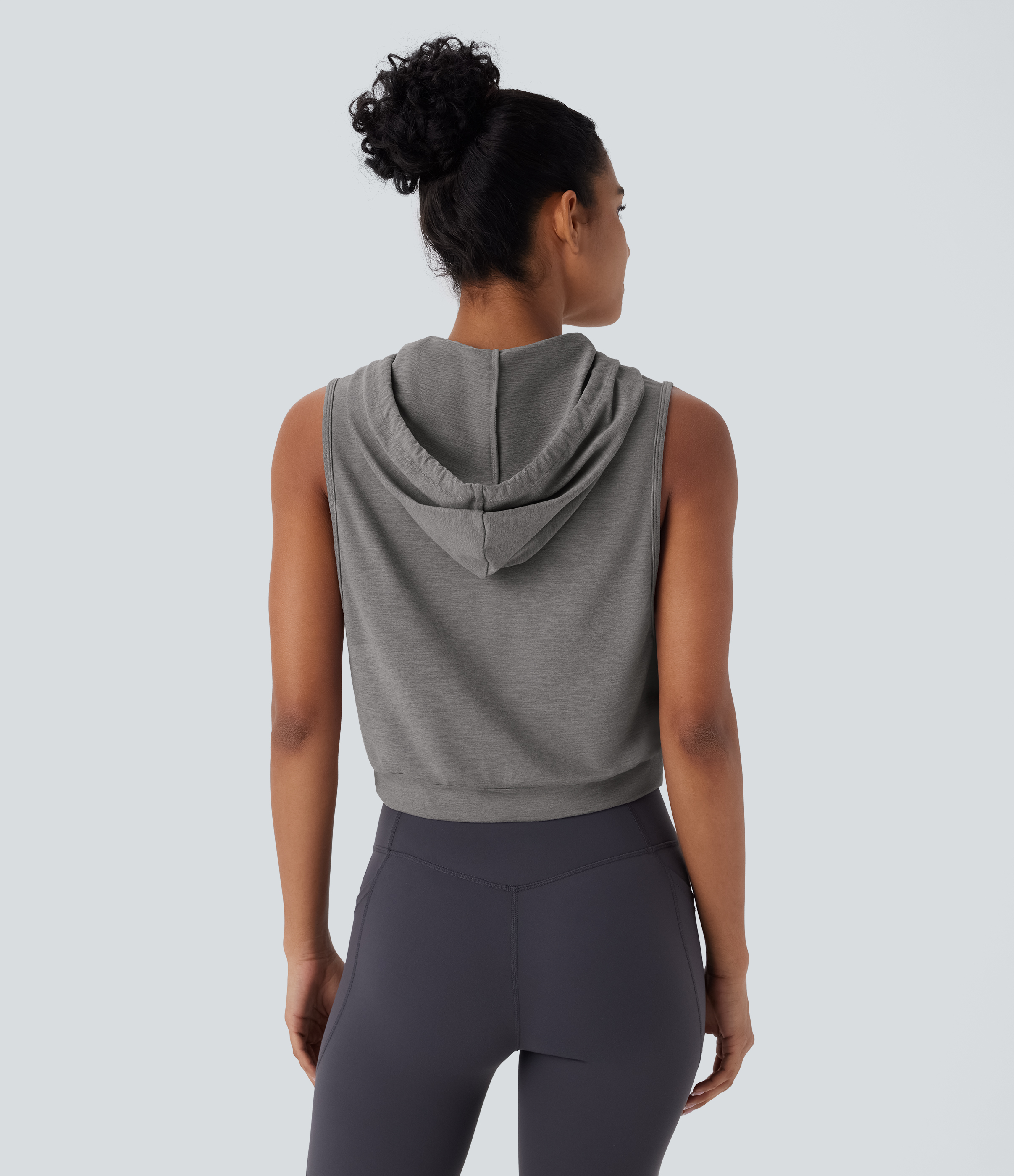 Mottled Earth Gray Ärmelloses, kurz geschnittenes Lauf-Top mit Kapuze und Kordelzug / 2