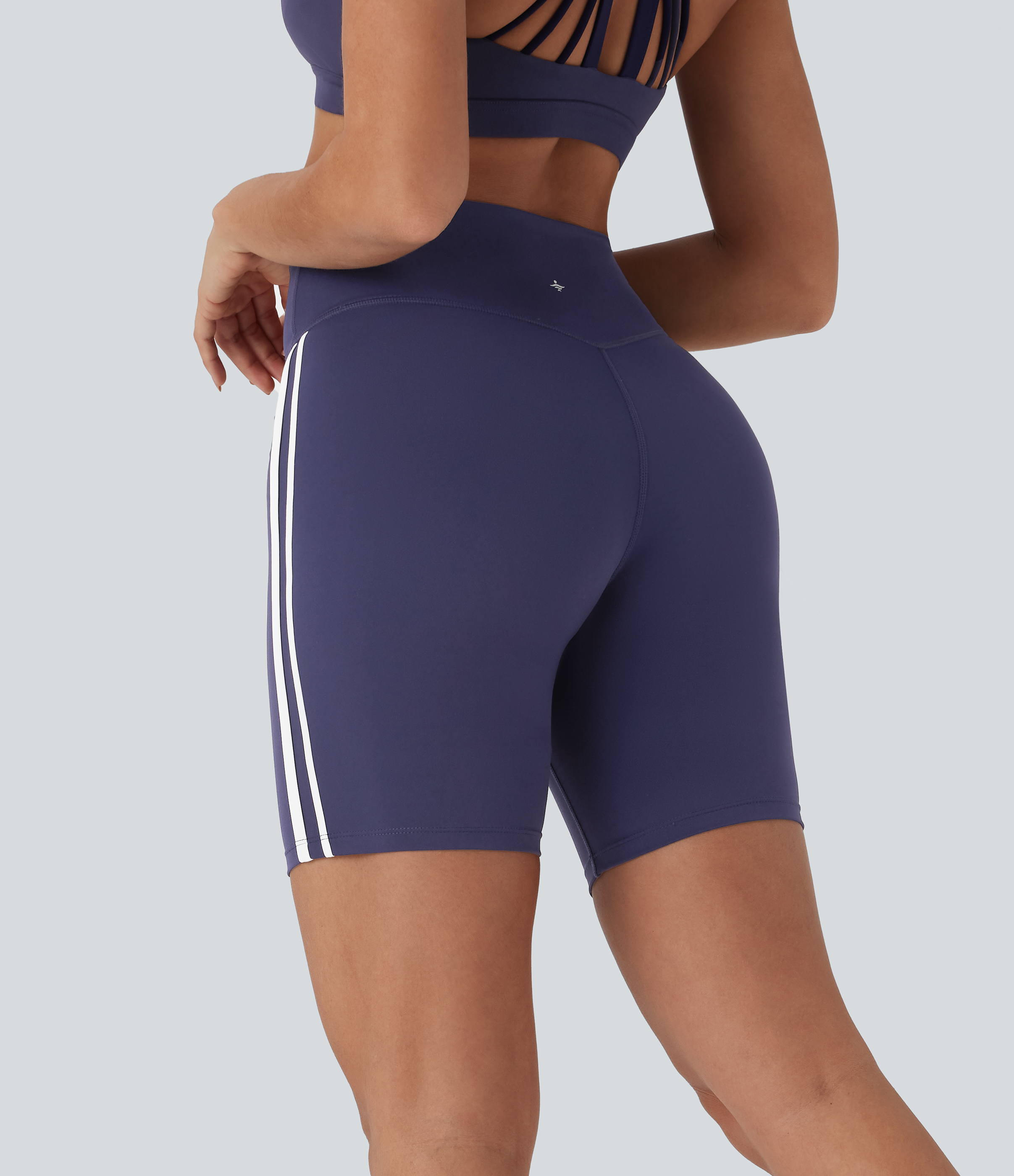 Deep Cobalt Shorts de yoga biker de 18cm con diseño cruzado de rayas y bloques de color de tiro medio  / 2