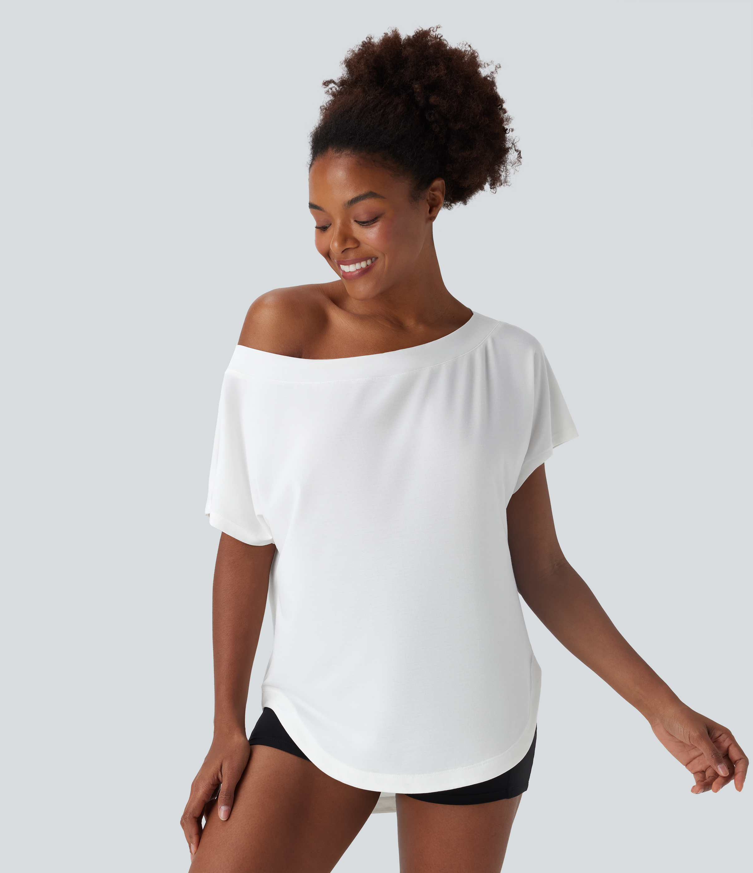 Haut de sport de yoga à épaule dénudée avec manches courtes, ourlet incurvé et asymétrique à séchage rapide