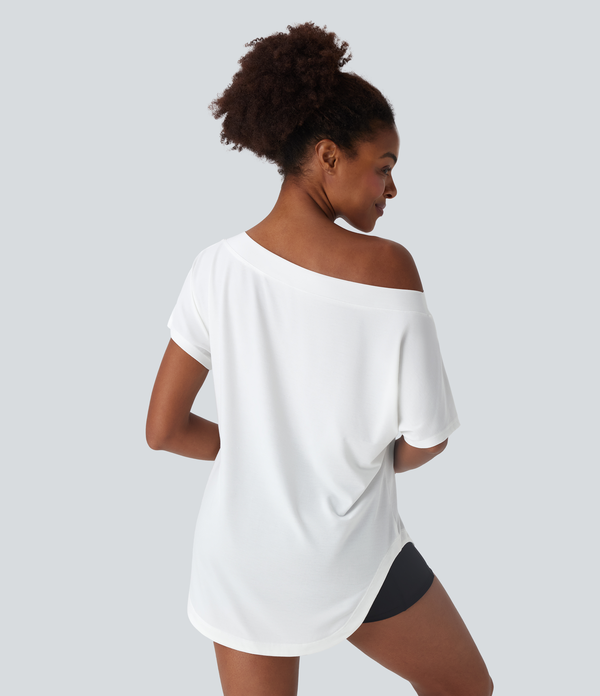 Blanco Top deportivo de yoga de manga corta con secado rápido y hombro descubierto con dobladillo curvo / 2