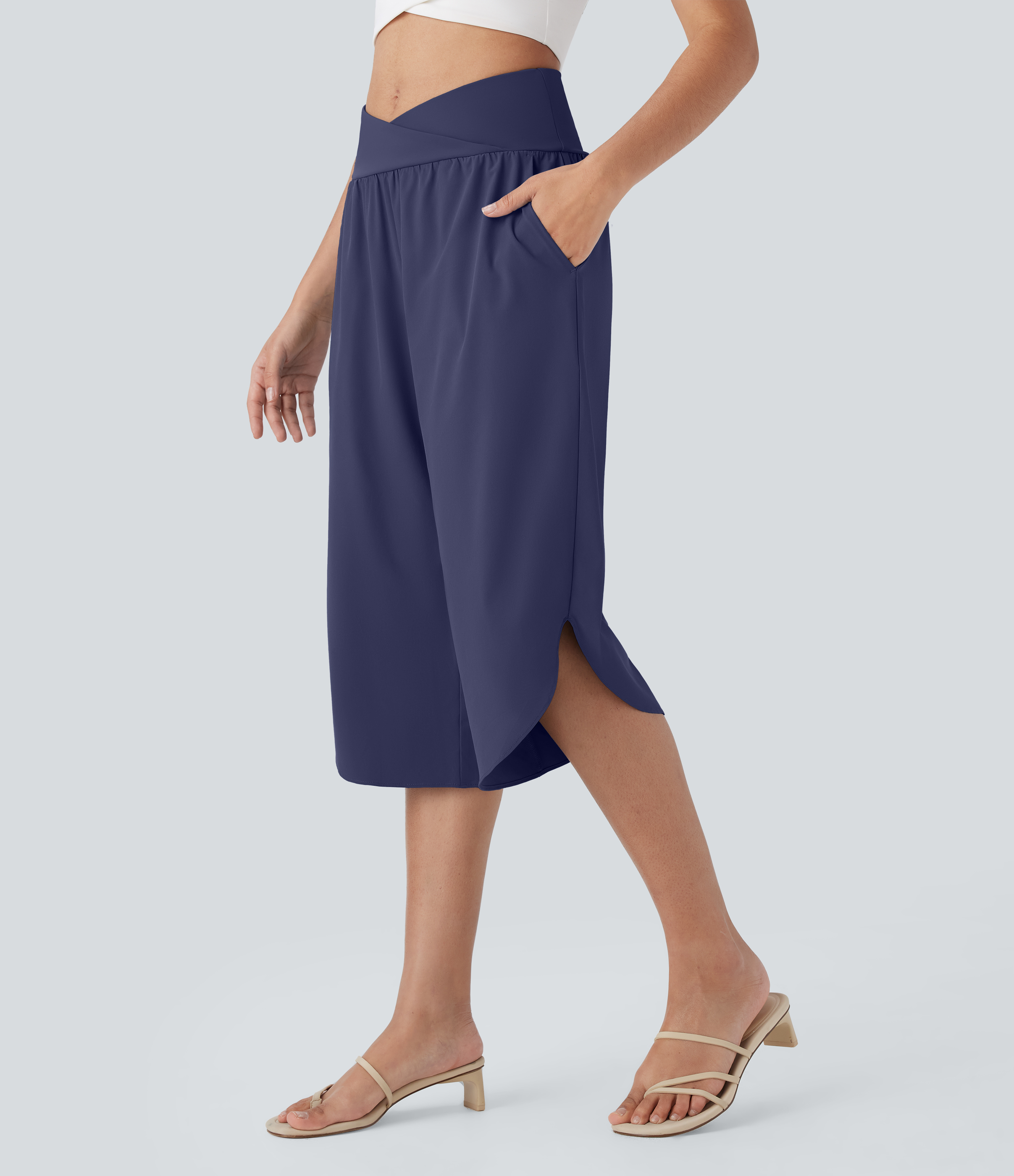 Breezeful™ Capri-Resorthose mit hoher Taille, gekreuzten Seitentaschen und geteiltem Schnitt, schnelltrocknend