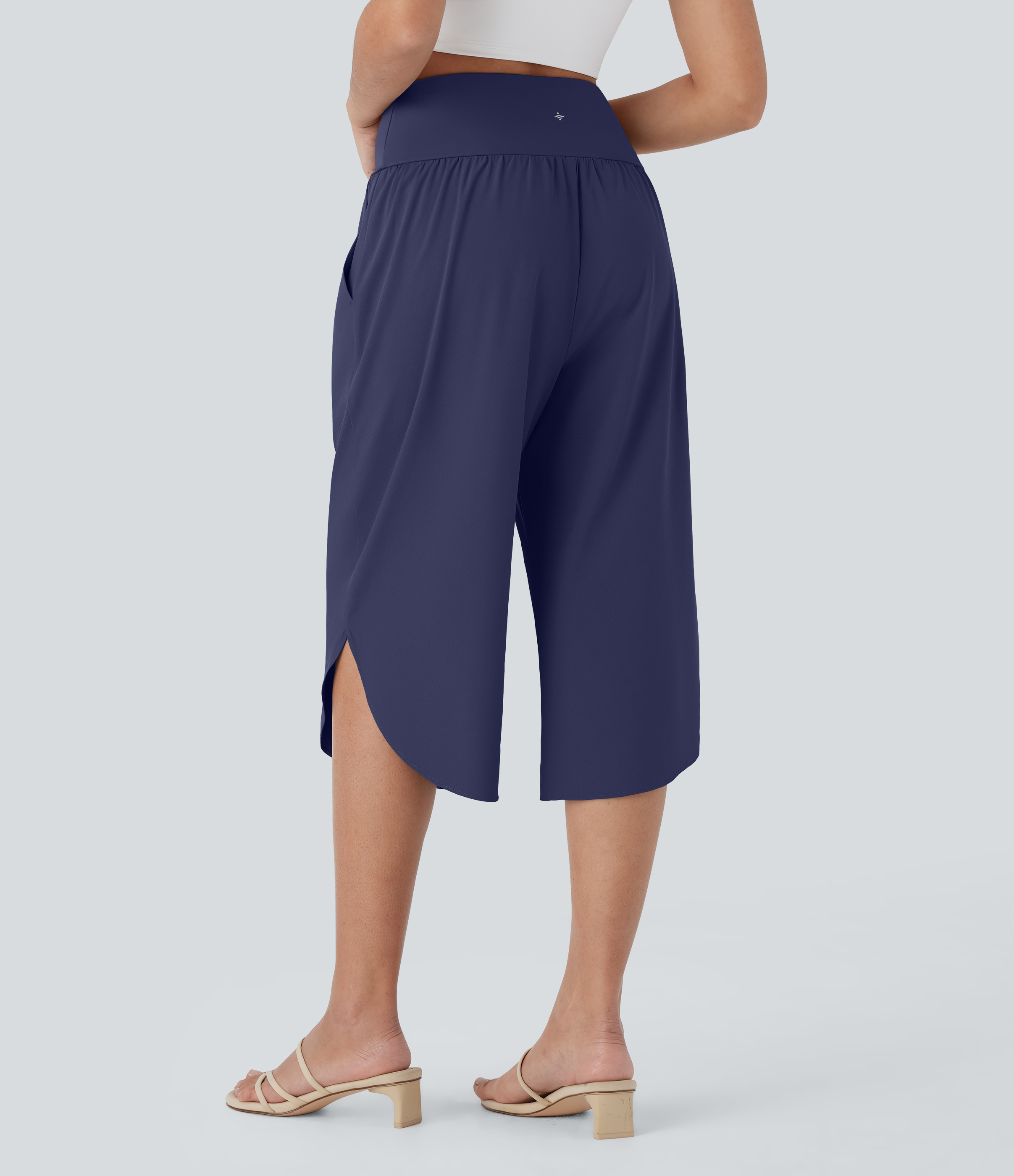Patriot Blue Breezeful™ Capri-Resorthose mit hoher Taille, gekreuzten Seitentaschen und geteiltem Schnitt, schnelltrocknend / 2